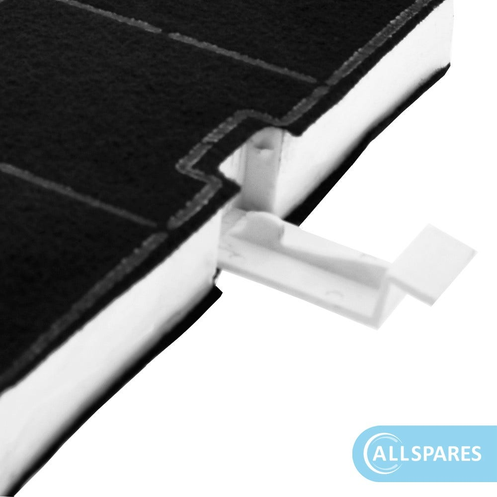 Primo piano dell'angolo di un filtro dell'aria nero. Linguetta di plastica bianca che si estende dal lato.