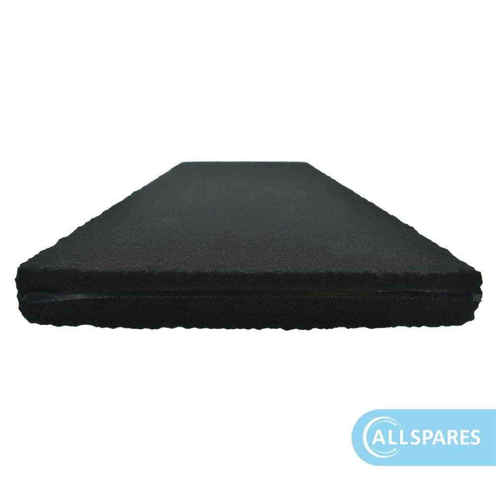 Un tampone di schiuma rettangolare nero con una cucitura piegata. È su sfondo bianco.