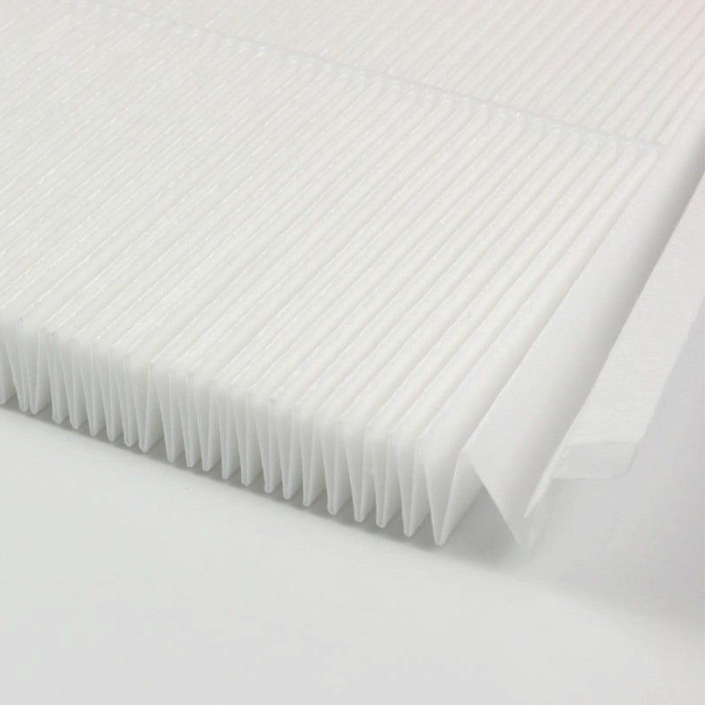 Nahaufnahme eines weißen Luftfilters mit vielen parallelen Rippen.