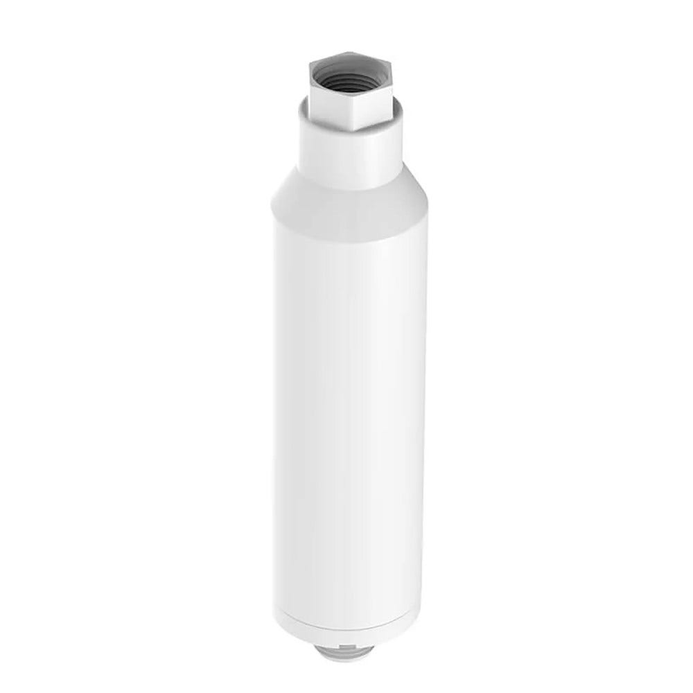 Un filtro dell'acqua bianco con corpo arrotondato e parte superiore filettata. In piedi su sfondo bianco.
