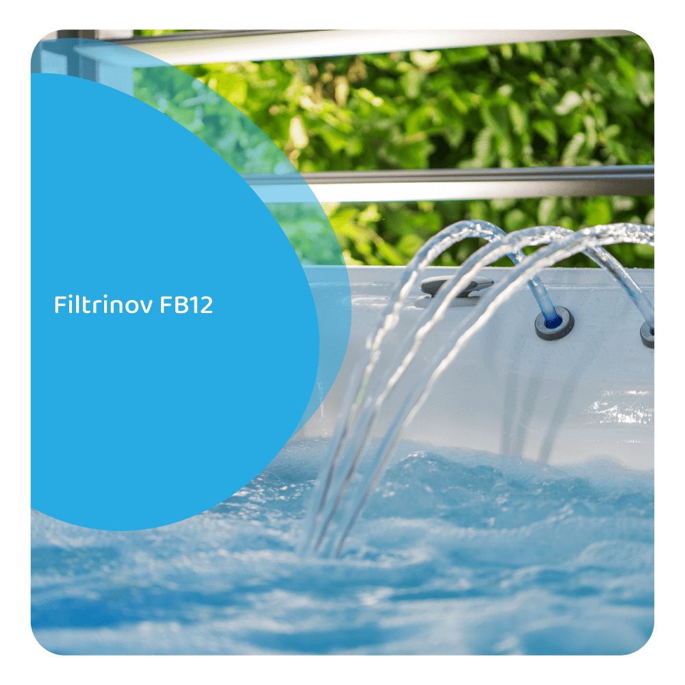 Una spa con getti d'acqua. Un cerchio blu con testo è a sinistra. Fogliame verde sullo sfondo.