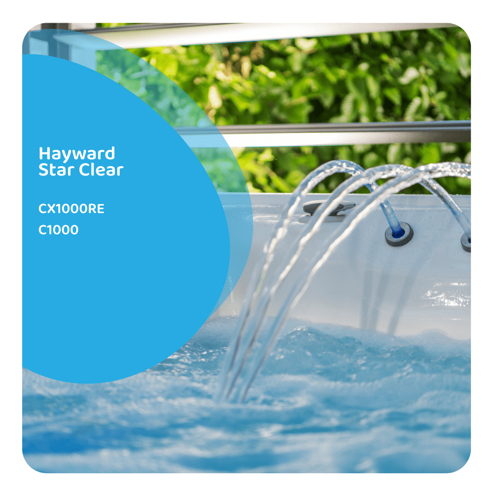 Una spa con getti d'acqua. Un cerchio blu con testo è a sinistra. Fogliame verde sullo sfondo.