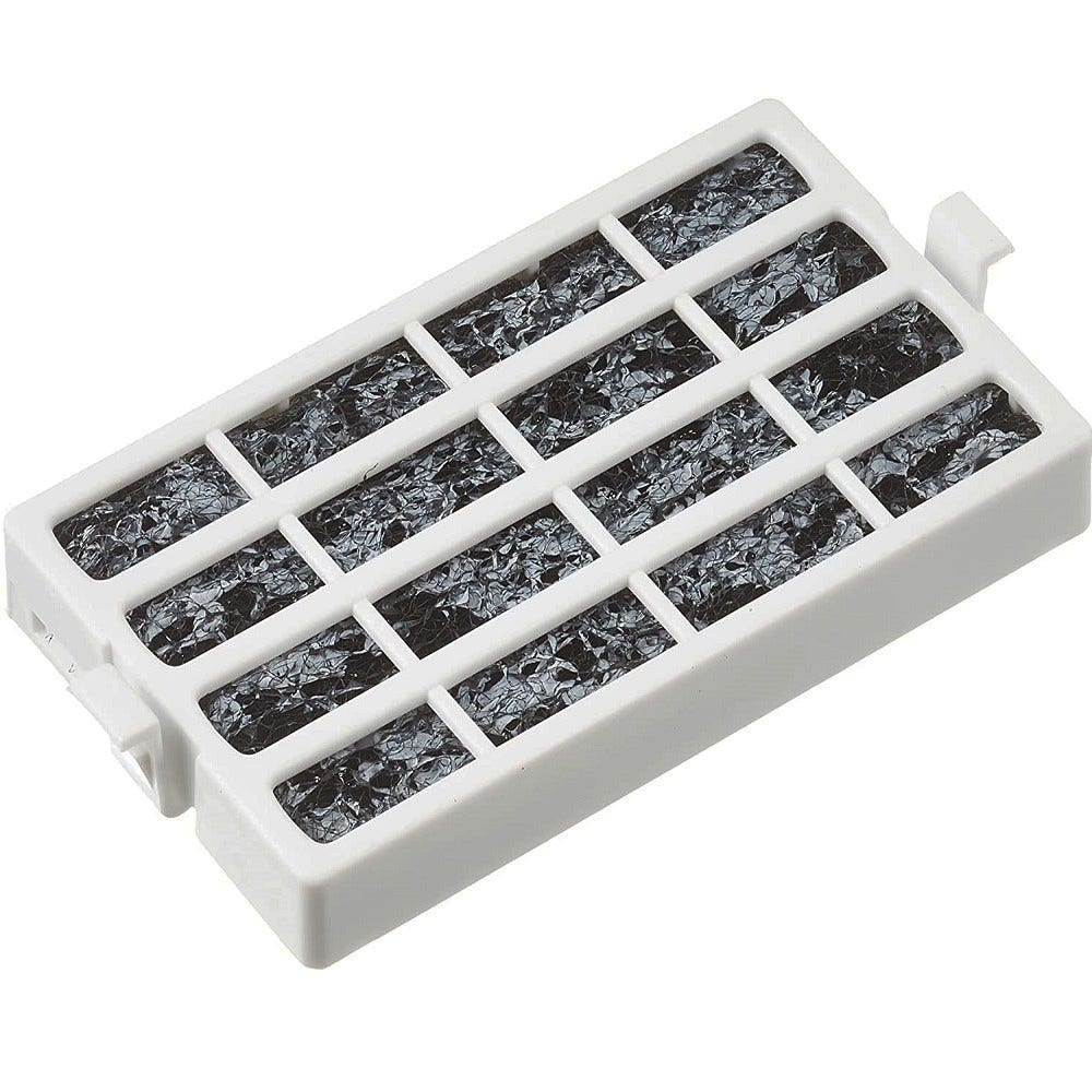 Ein weißer rechteckiger Filter mit einem Gitter aus kleinen schwarzen Holzkohlestücken wird in einem Winkel gezeigt.