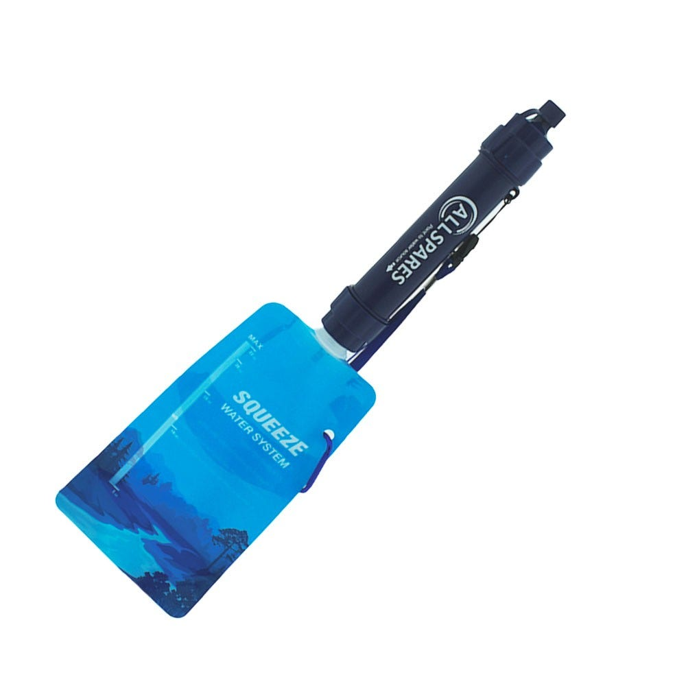 Un filtro per l'acqua portatile con una sacca blu e un filtro nero.
