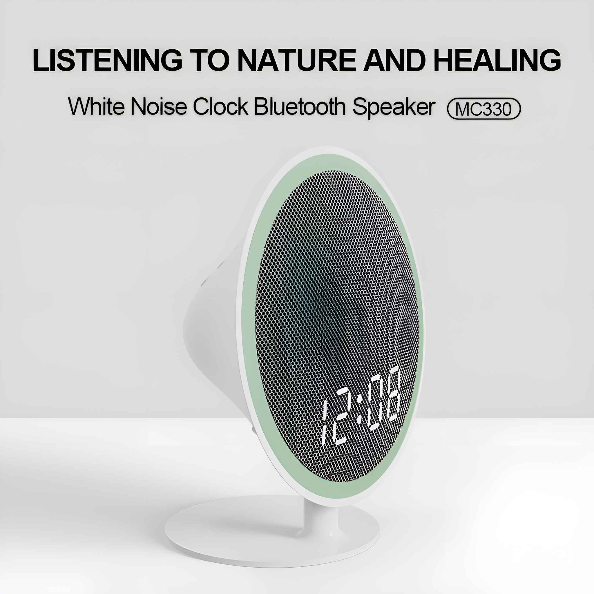Ein weißer Lautsprecher mit Digitaluhr, die Zeit anzeigt, auf weißer Oberfläche.
