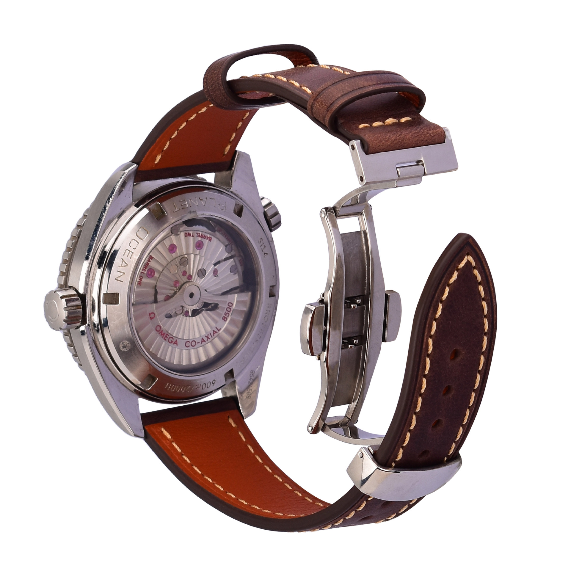 Eine Uhr mit braunem Lederarmband, zeigt die Rückseite mit sichtbarem Mechanismus.