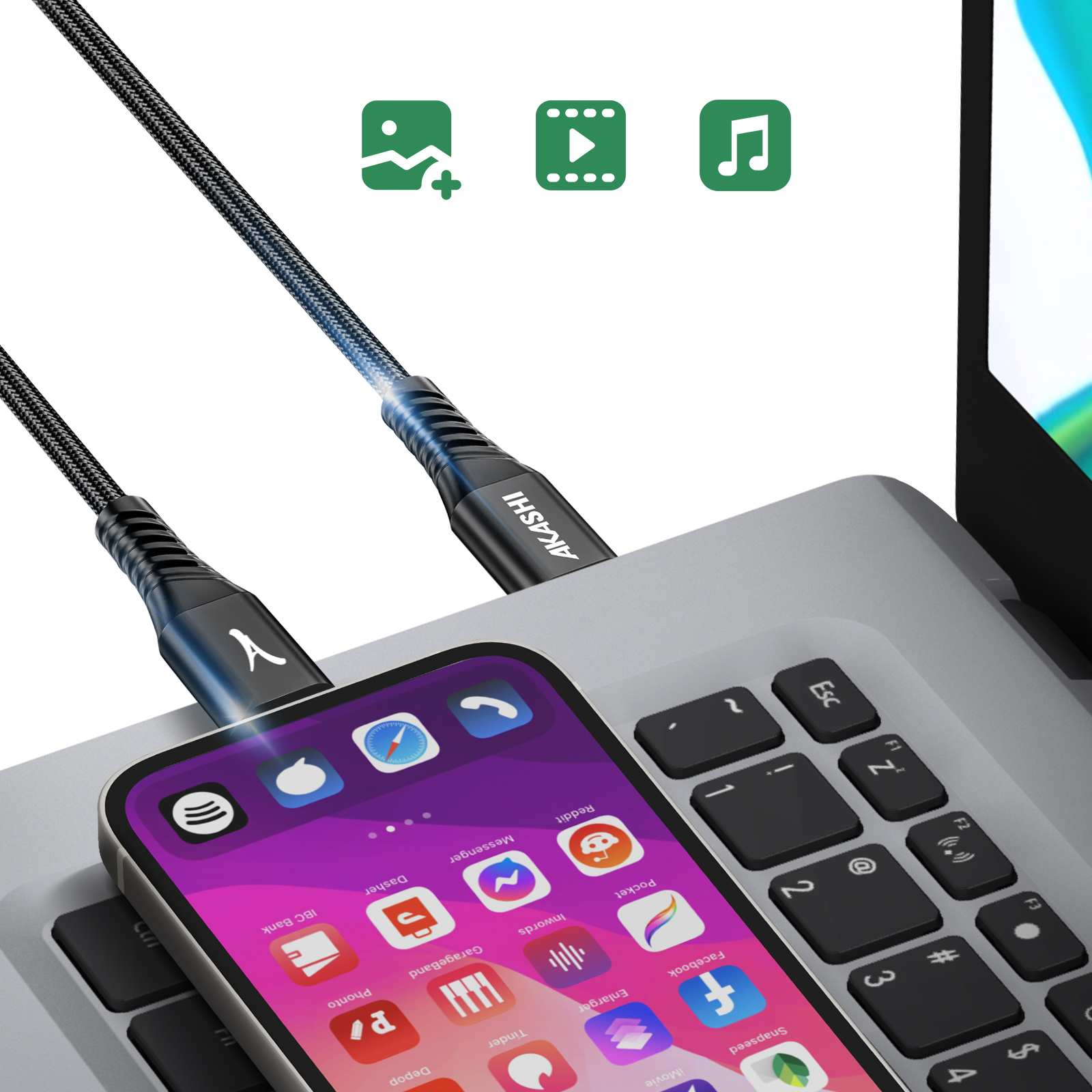 Ein schwarzes und graues USB-C-Kabel, das an ein Telefon auf einer Laptop-Tastatur angeschlossen ist.