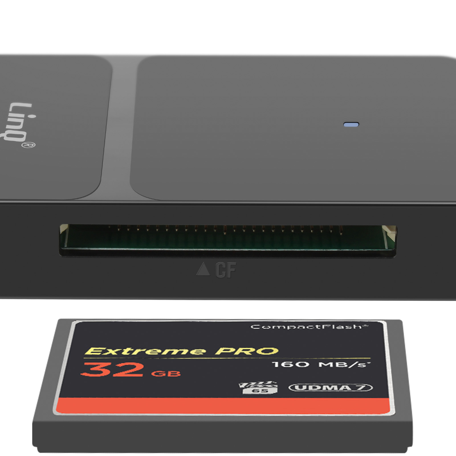 Primo piano di un lettore di schede e di una scheda SD Extreme Pro. La scheda è da 32 GB e 160 MB/s.