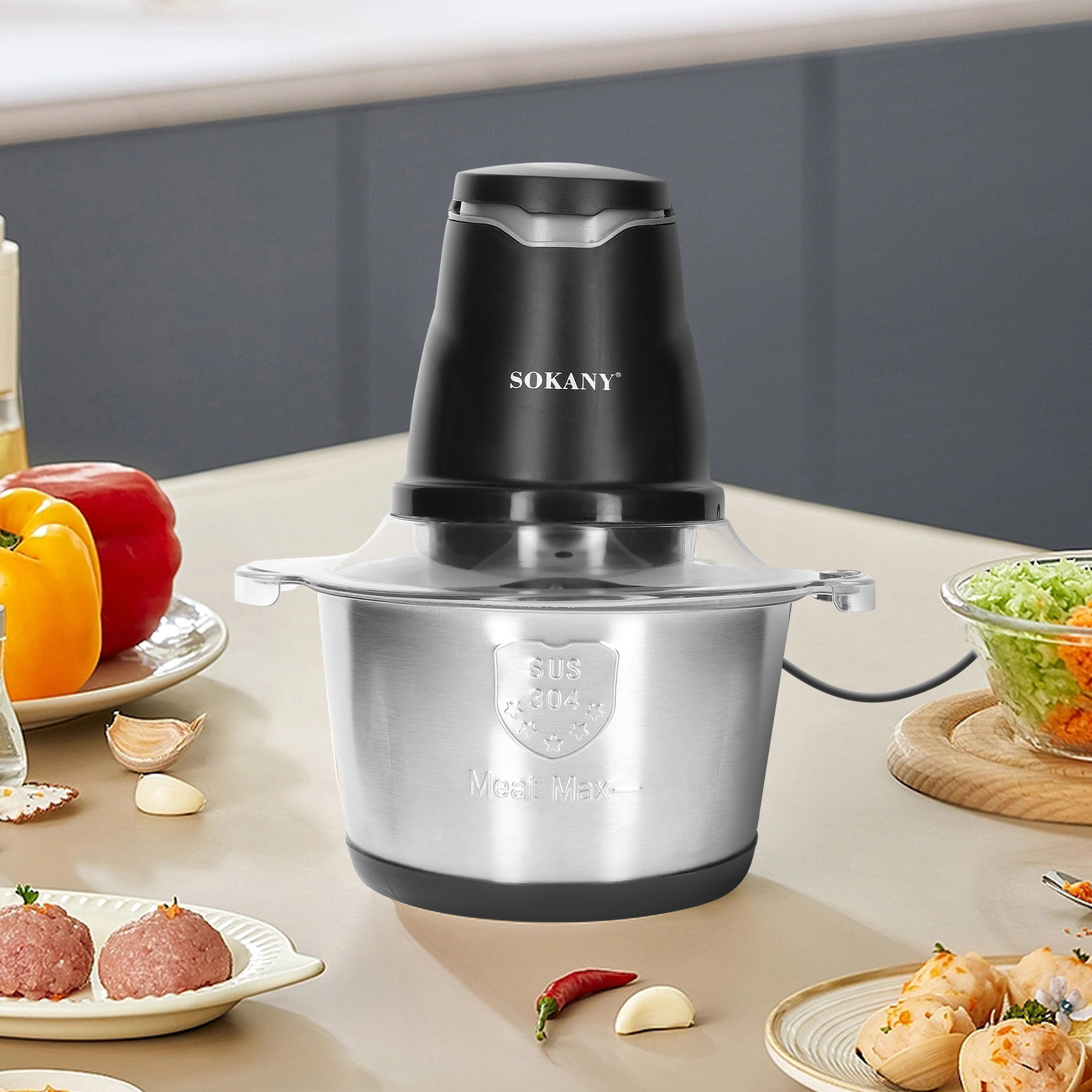 Un robot da cucina nero e argento con il marchio SOKANY e ingredienti intorno.