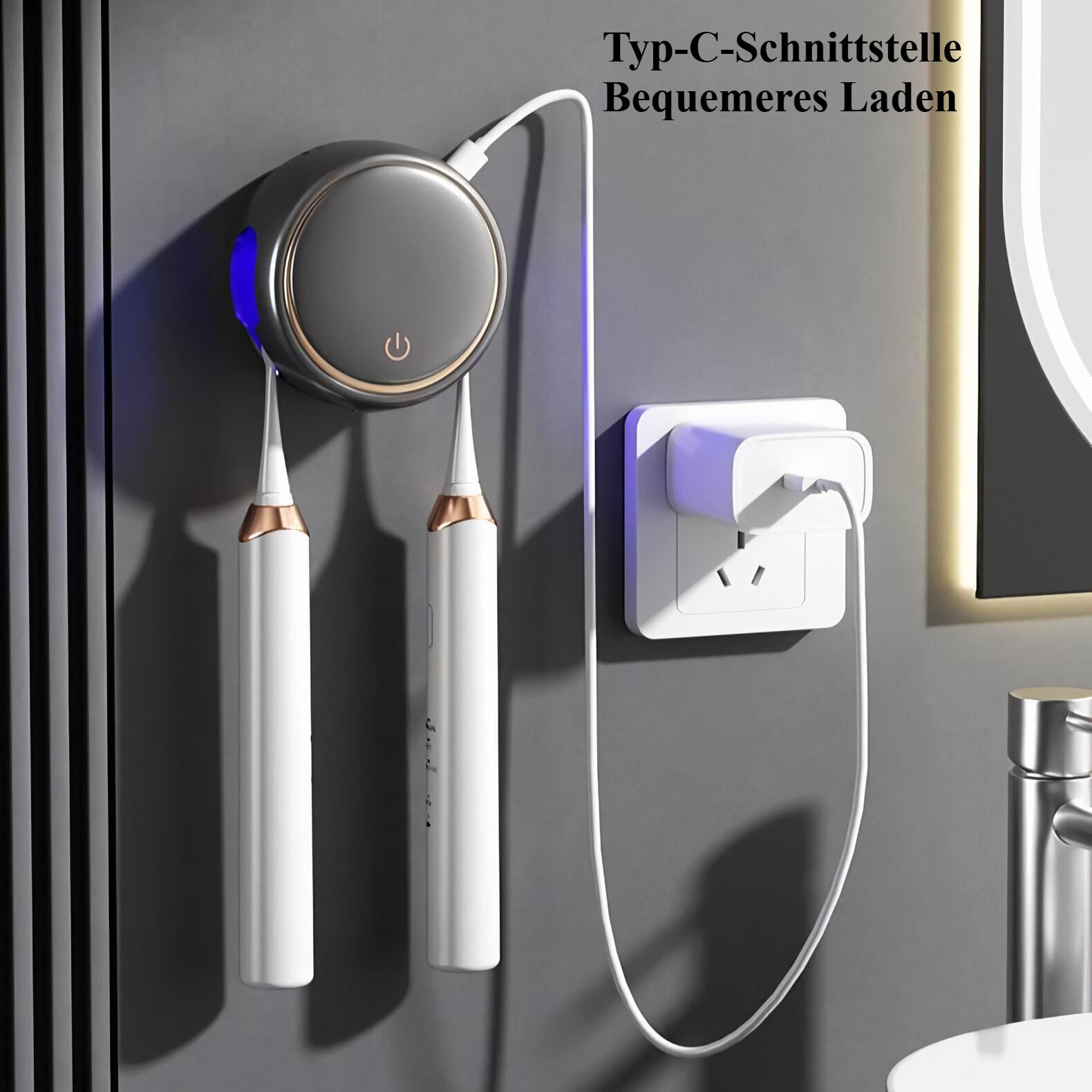 Ein Zahnbürstensterilisator mit angeschlossenem Stecker und hängenden Zahnbürsten. Ein Ladegerät ist an der Wand angeschlossen.