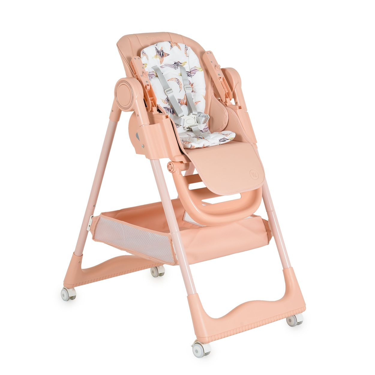 Ein rosa Hochstuhl mit Tablett, Sitz und Rädern, isoliert auf Weiß.