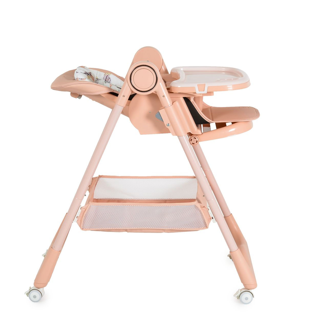 Ein rosa Hochstuhl mit Tablett, Sitz und Rädern, isoliert auf Weiß.