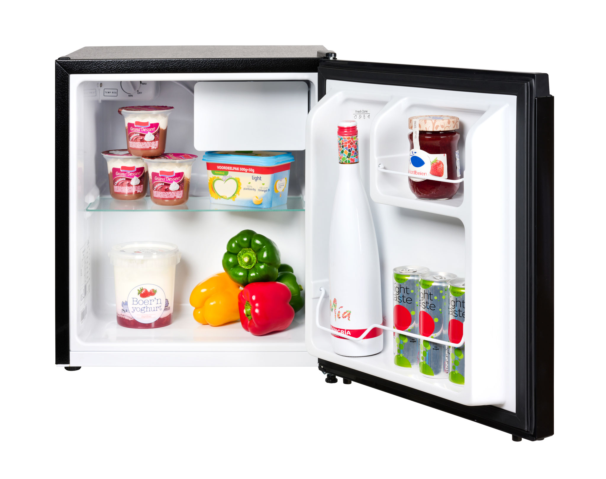Mini frigorifero. La porta è aperta, mostrando gli oggetti all'interno. Gli oggetti includono yogurt, peperoni e bevande.