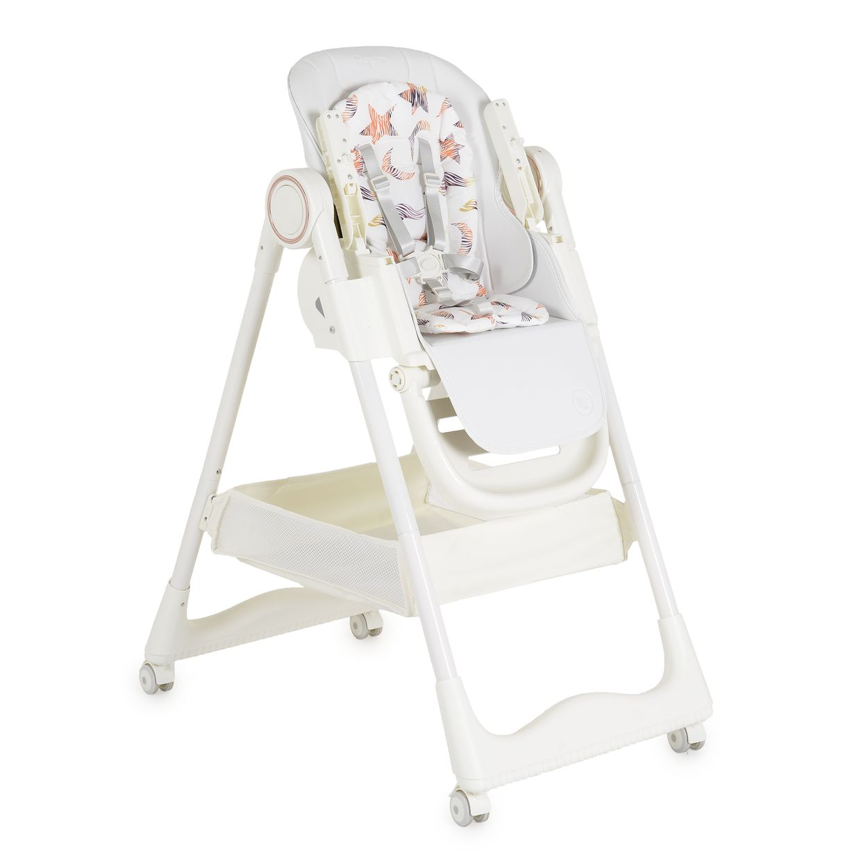 Weißer und cremefarbener Babyhochstuhl. Er hat einen gemusterten Sitz, eine Ablage und Räder.