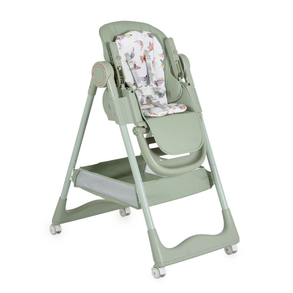 Grüner Babyhochstuhl, schräge Ansicht. Tablett und Sitz sichtbar. Er steht vor weißem Hintergrund.