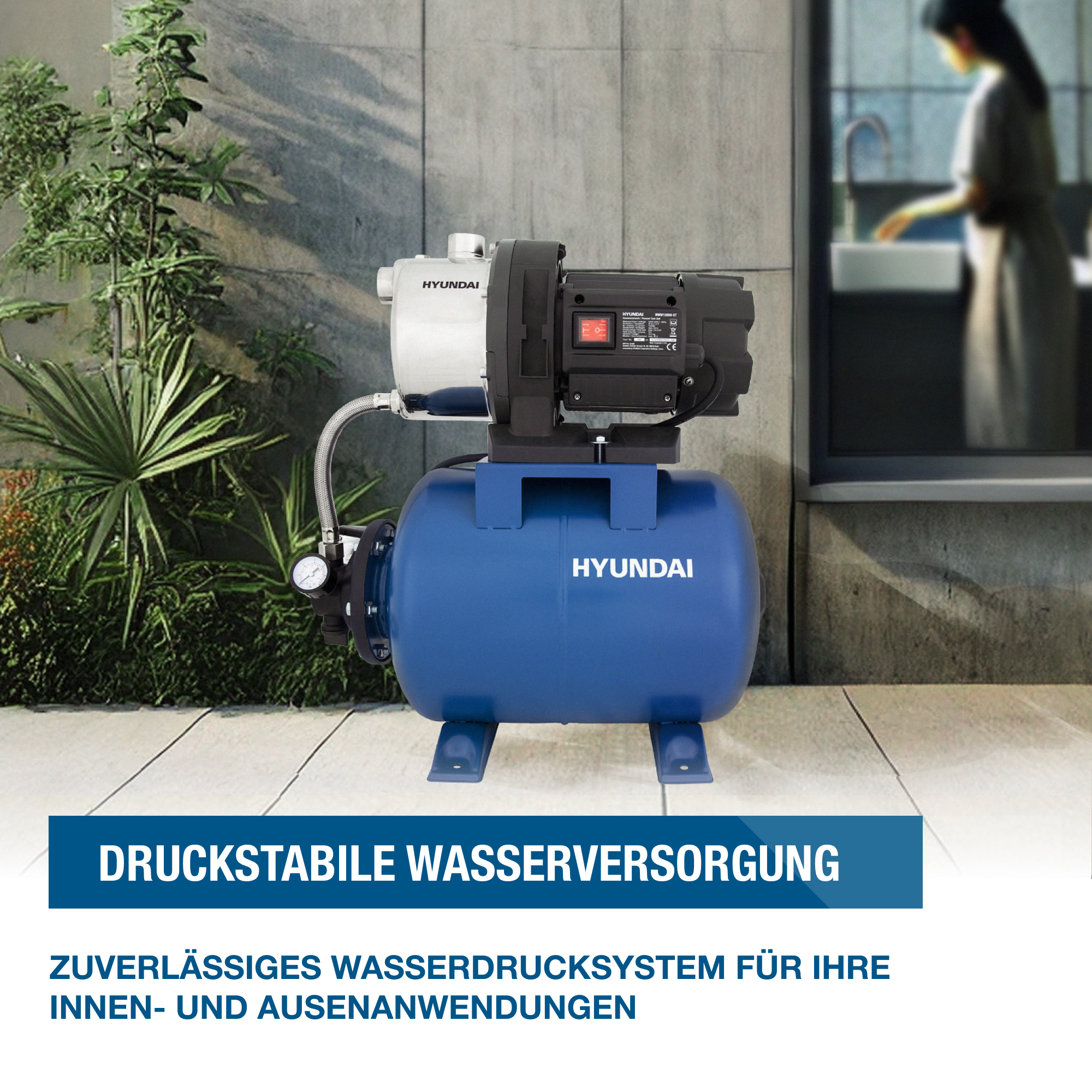 Eine blaue Hyundai Wasserpumpe. Sie befindet sich in einem Garten mit einer Frau im Hintergrund.