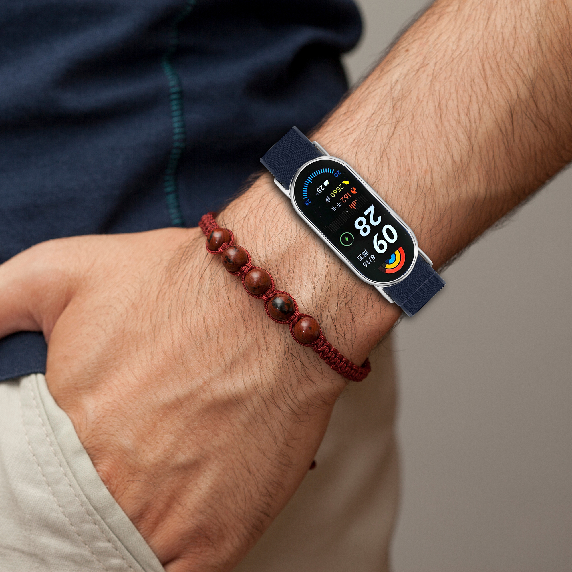 Osoba nosząca smartwatch na nadgarstku. Zegarek wyświetla dane zdrowotne.