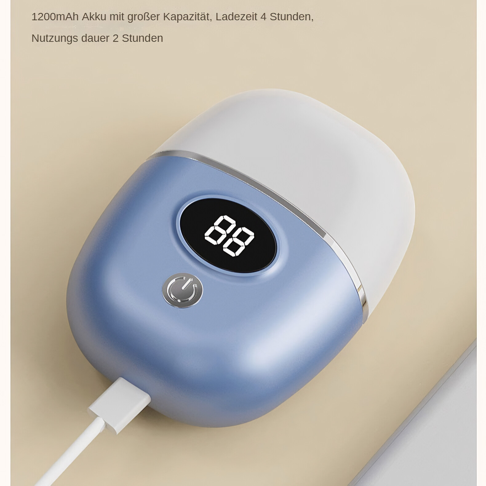 Blau-weißes Gerät mit Digitalanzeige, das an ein weißes Kabel auf einer beigen Oberfläche angeschlossen ist.