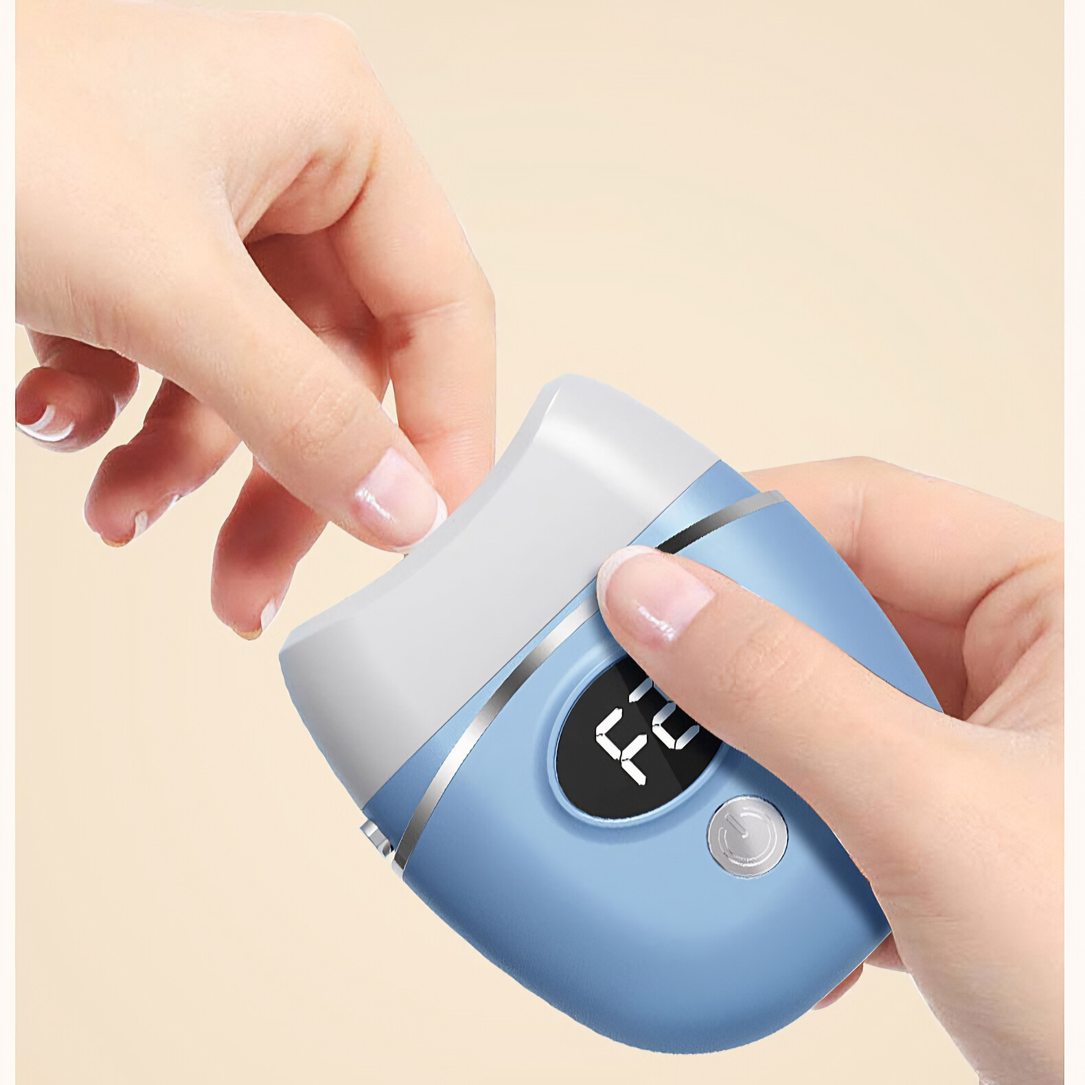 Hände, die ein blau-weißes Nagelpflegegerät mit digitaler Anzeige verwenden, auf der die Zahl 72 angezeigt wird.