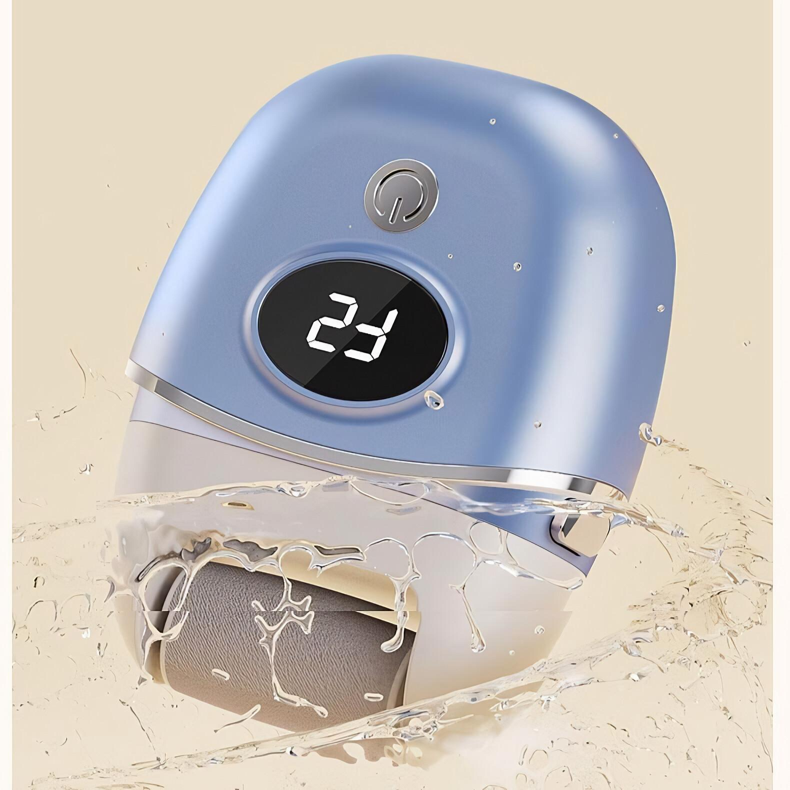 Blaues Gerät mit Digitalanzeige, die '23' zeigt, mit Wasserspritzern.