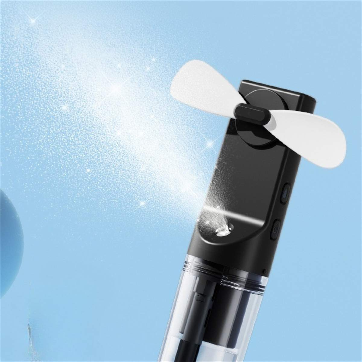 Schwarzer Mini-Tragbarer Ventilator mit einem klaren Wassertank, der Nebel auf einen blauen Hintergrund sprüht.