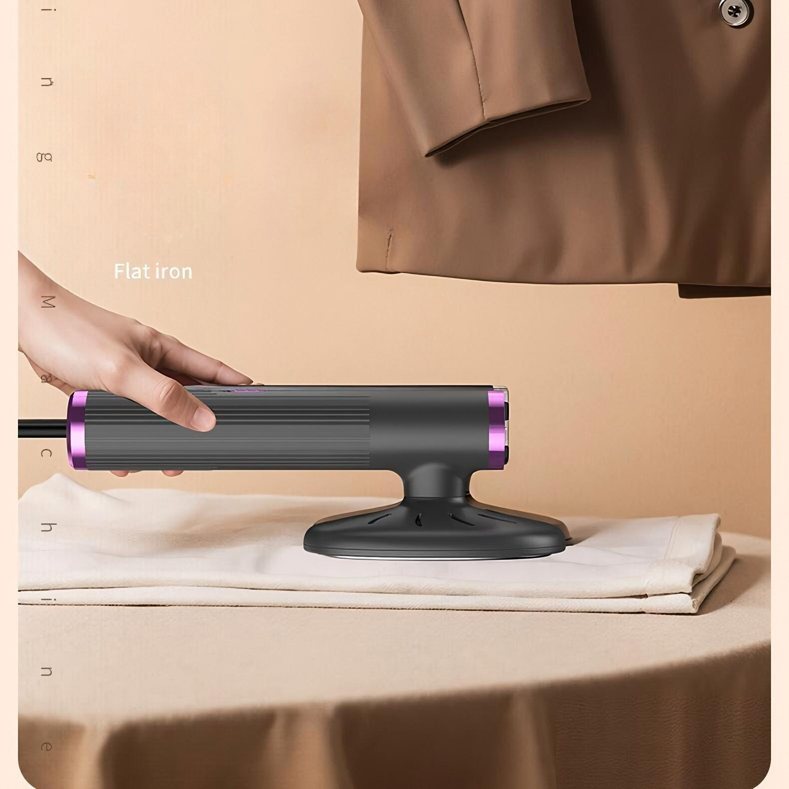 Eine Hand bügelt ein weißes Kleidungsstück auf einem Tisch mit einem Flacheisen.