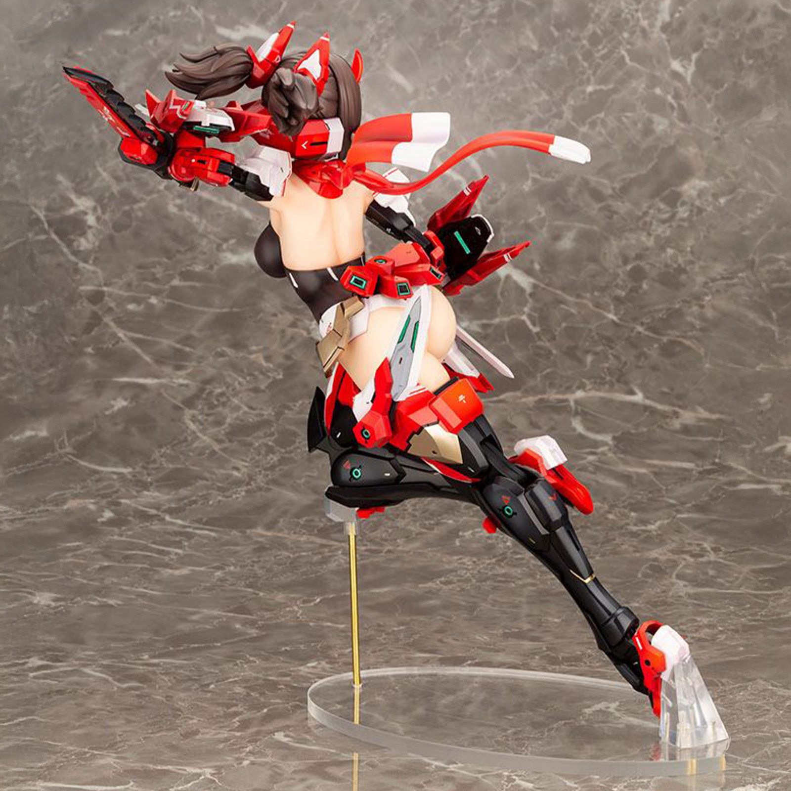 Anime-Figur, rote und weiße Rüstung, dynamische Pose, Schwert und ein klarer Ausstellungsständer. Dunkler Hintergrund.
