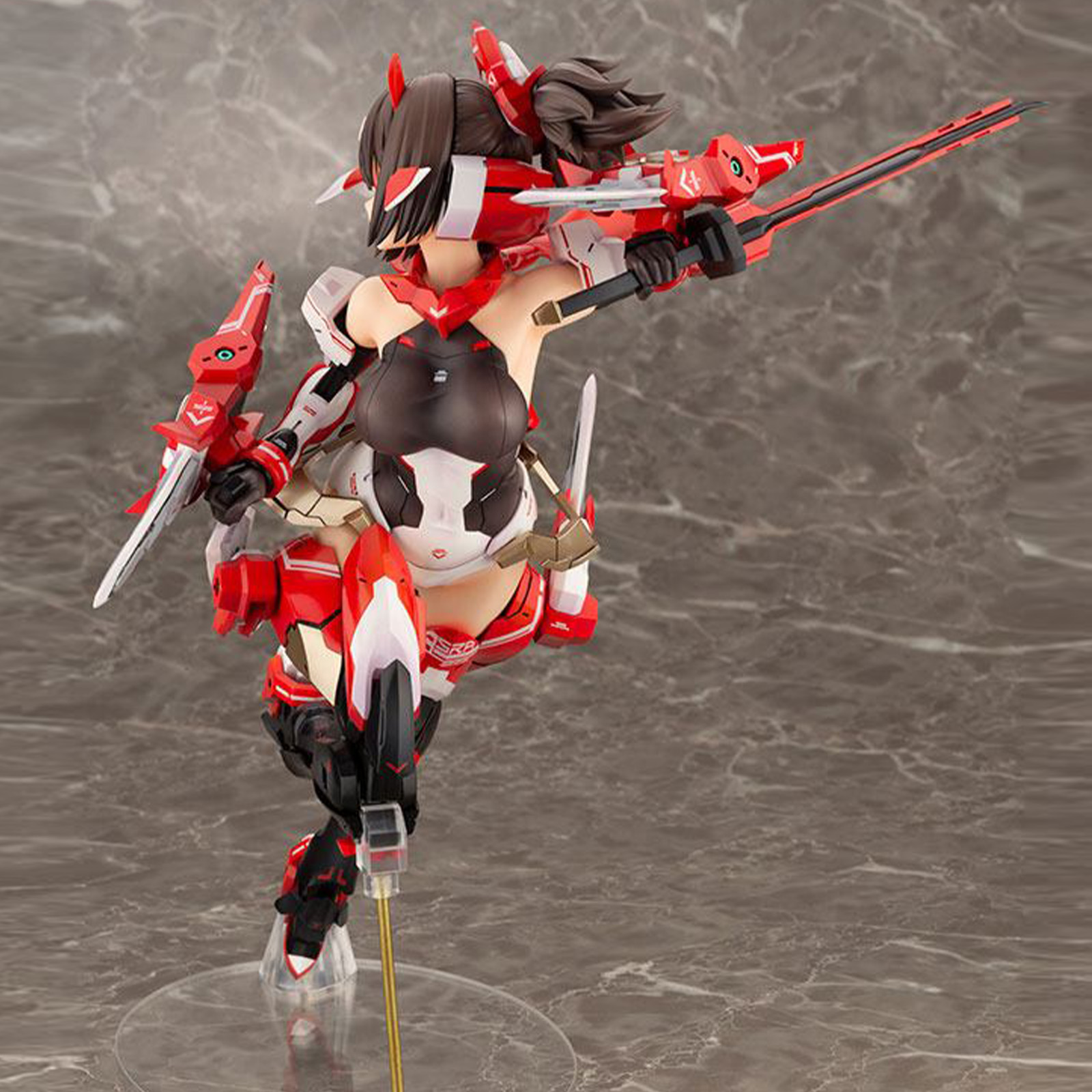 Eine weibliche Anime-Figur in dynamischer Pose, mit roter und weißer Rüstung und Schwertern.