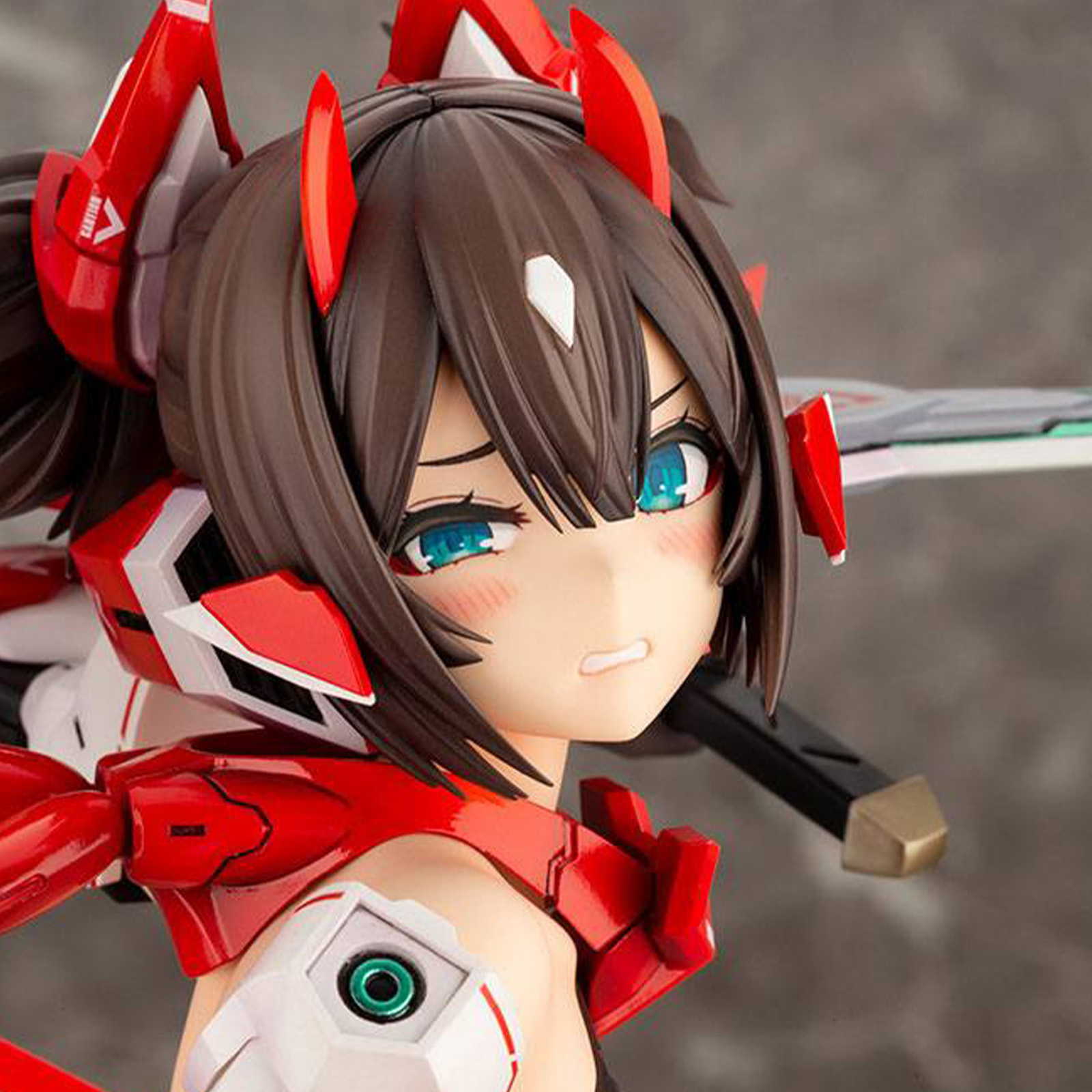 Anime-Figur mit roter und weißer Rüstung, braunen Haaren und blauen Augen. Sie hat einen entschlossenen Ausdruck.