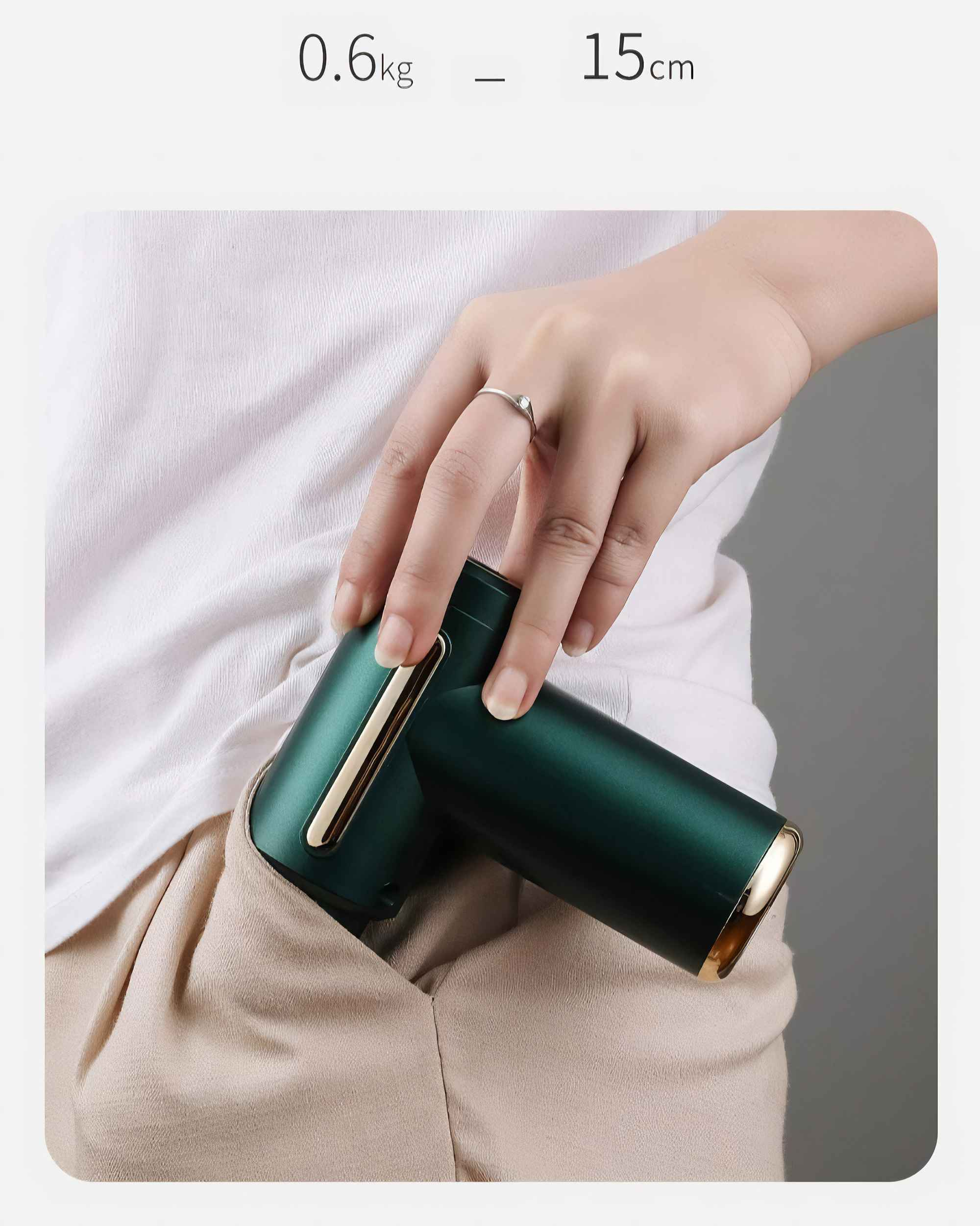 Die Hand einer Person hält ein grün-goldenes Massagegerät in einer Tasche. Das Gerät ist kompakt.