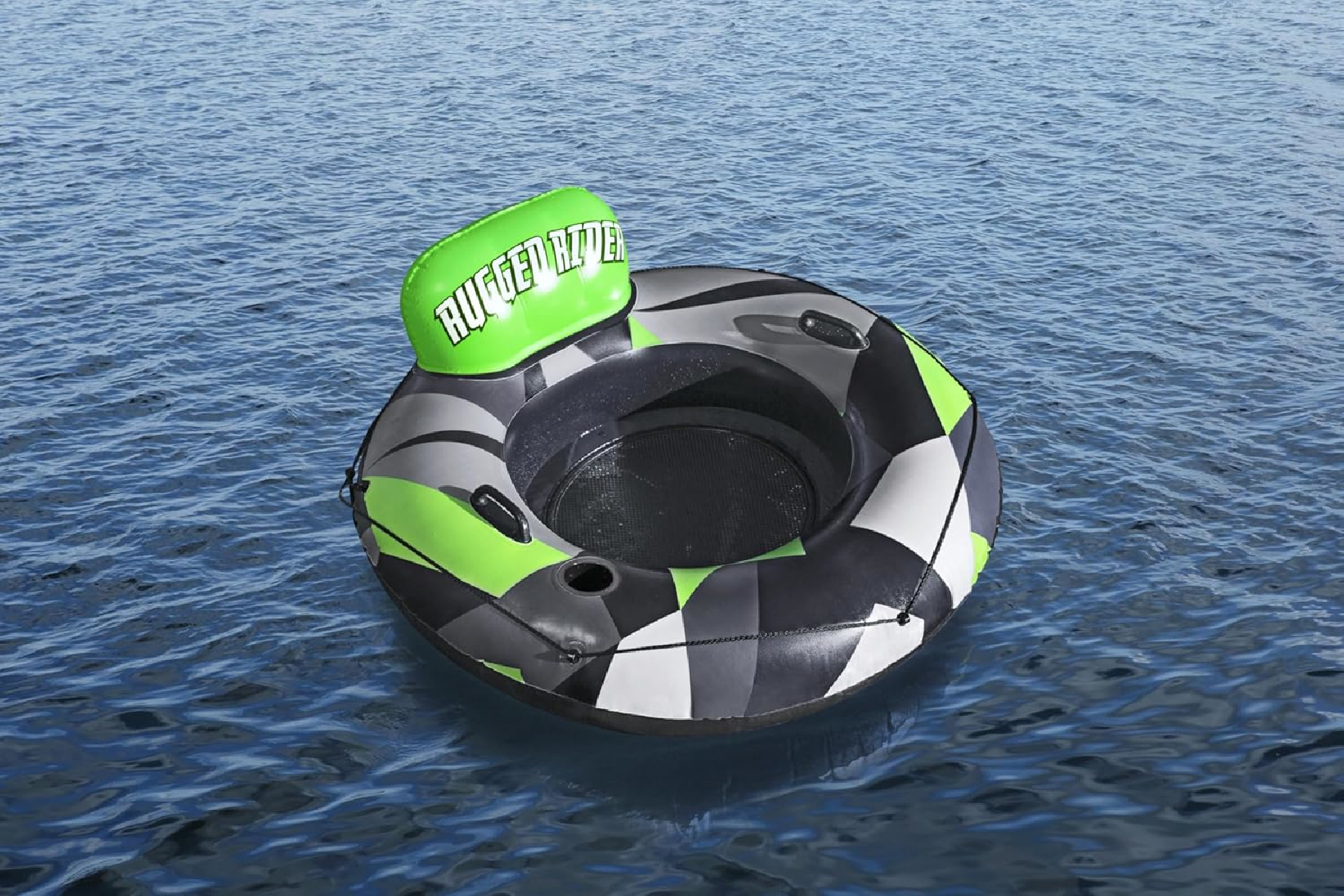 Ein aufblasbarer Reifen mit einer grünen Kopfstütze schwimmt auf Wasser.