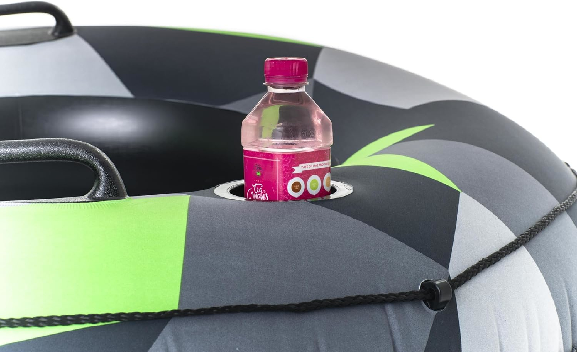 Nahaufnahme eines aufblasbaren Schneetubes mit einer rosa Wasserflasche im Becherhalter.