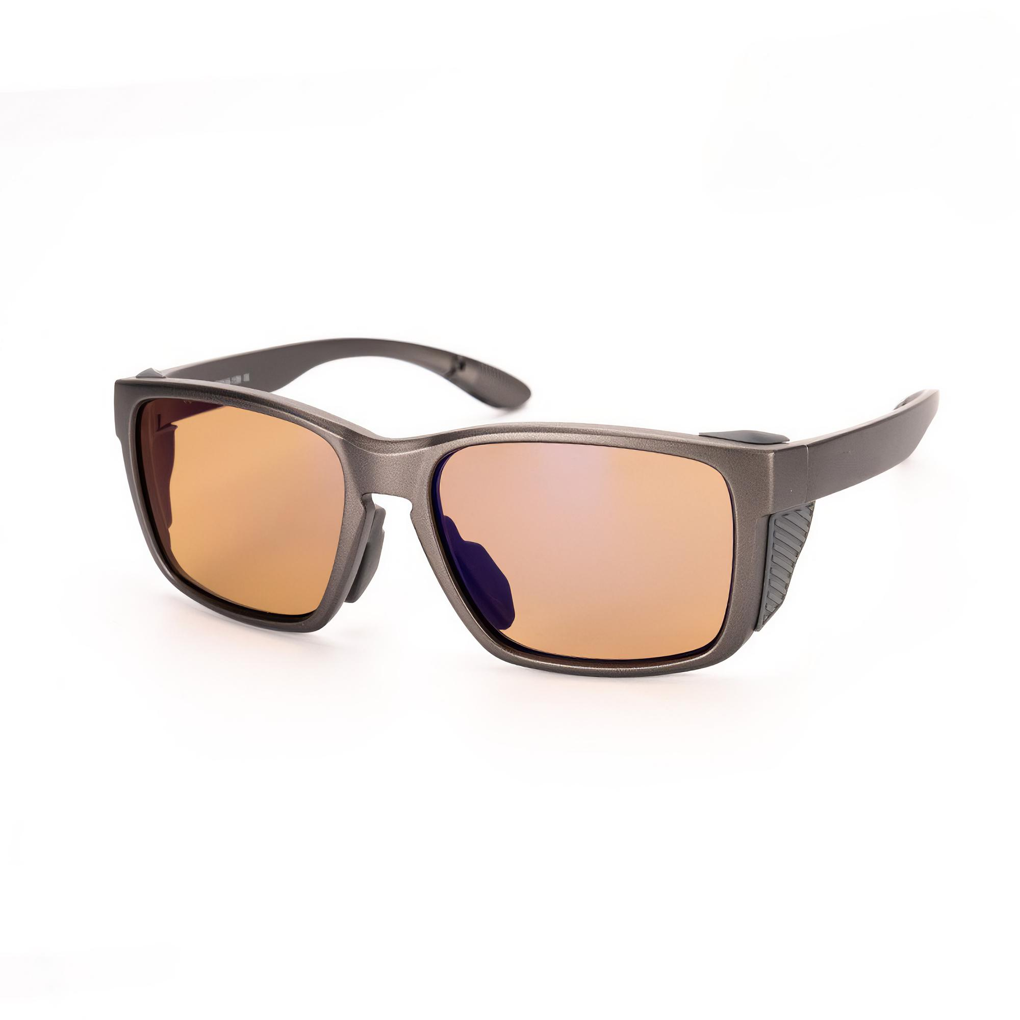 Graue Sonnenbrille mit orangefarbenen Gläsern. Modernes Design mit Seitenschutz. Weißer Hintergrund.
