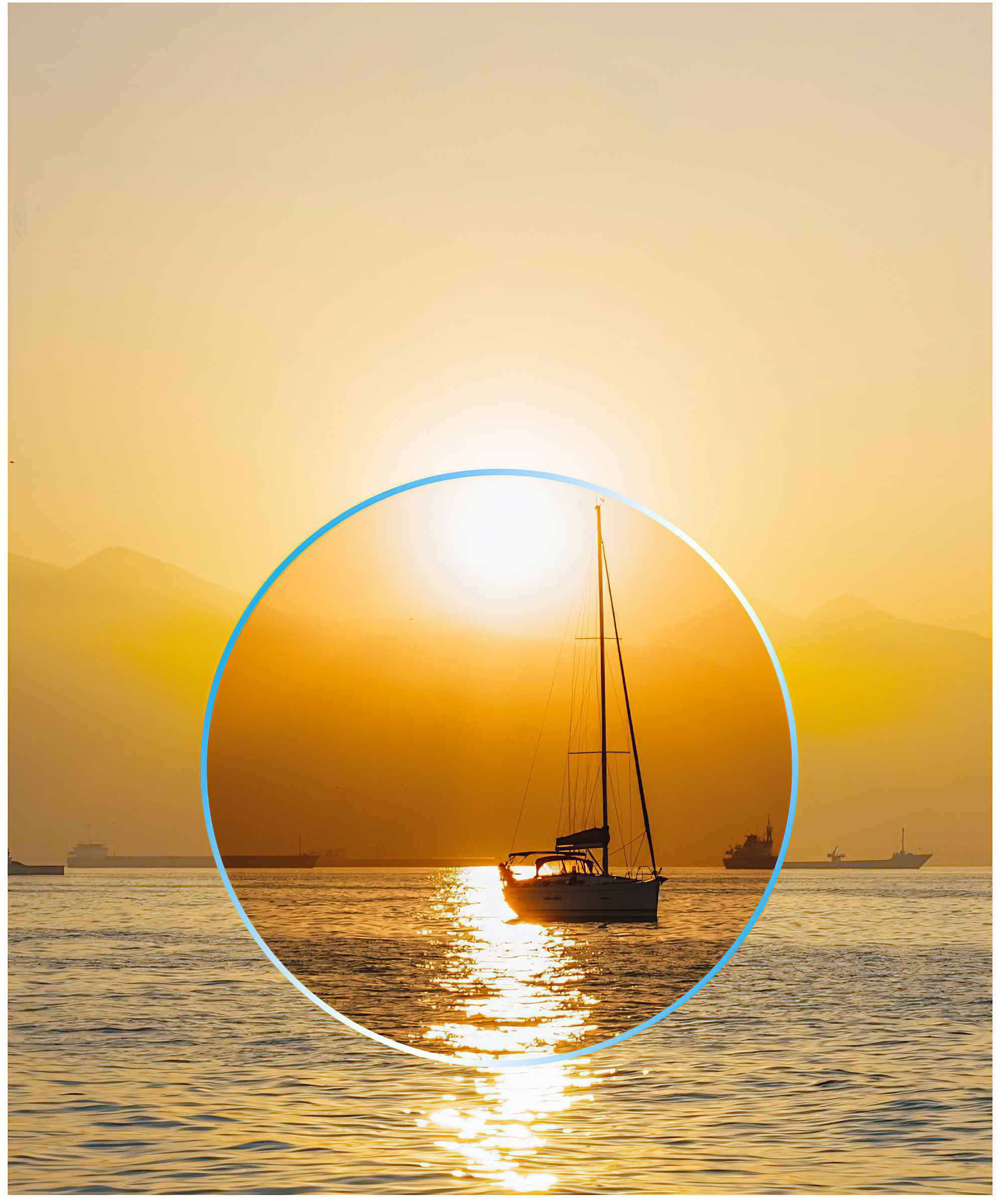 Ein Segelboot auf dem Wasser bei Sonnenuntergang. Die Sonne ist hell und spiegelt sich im Wasser.