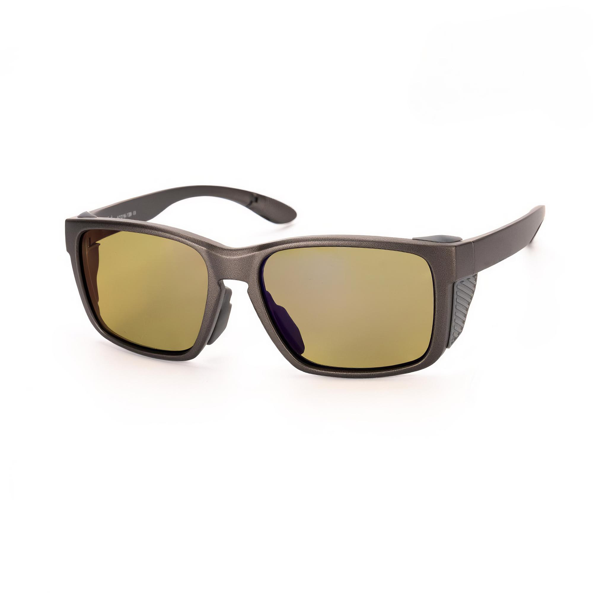 Sonnenbrille mit grauem Gestell und gelben Gläsern. Die Brille befindet sich auf weißem Hintergrund.