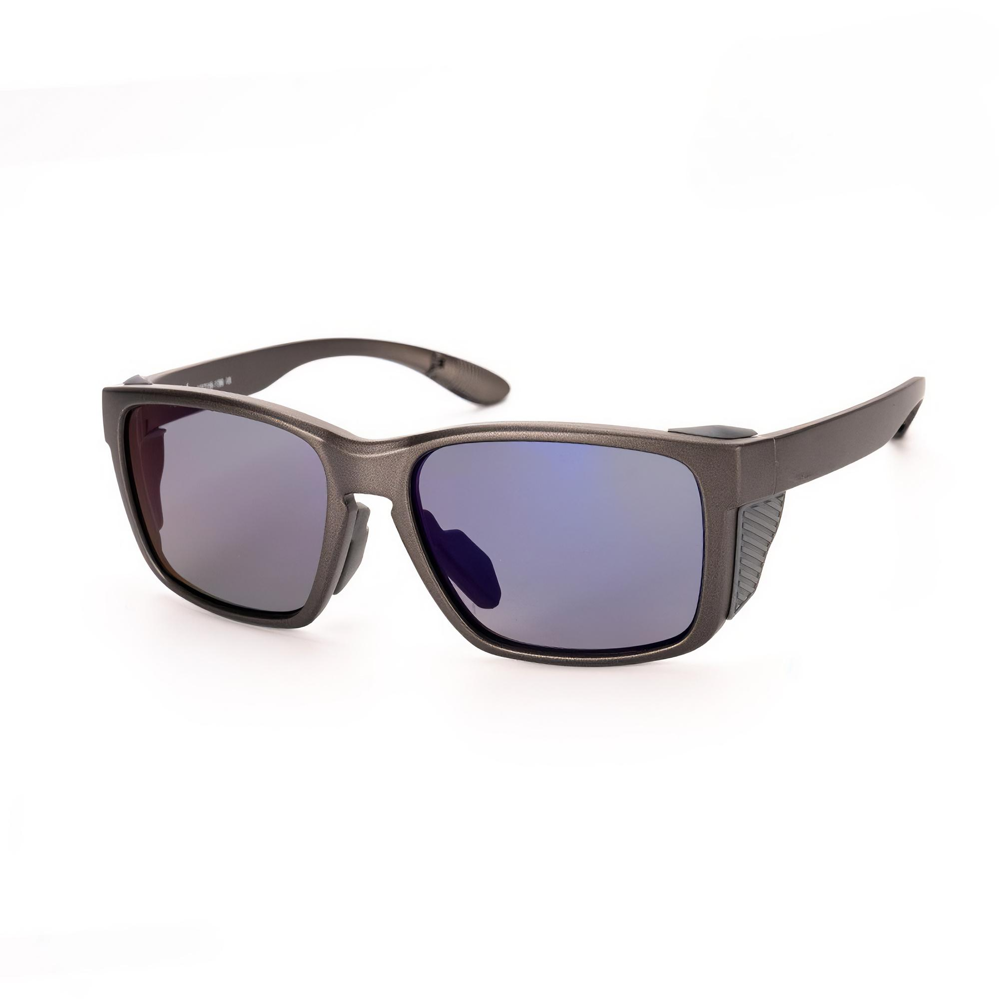 Sonnenbrille mit dunkelgrauem Gestell und blauen Gläsern. Der Hintergrund ist weiß.