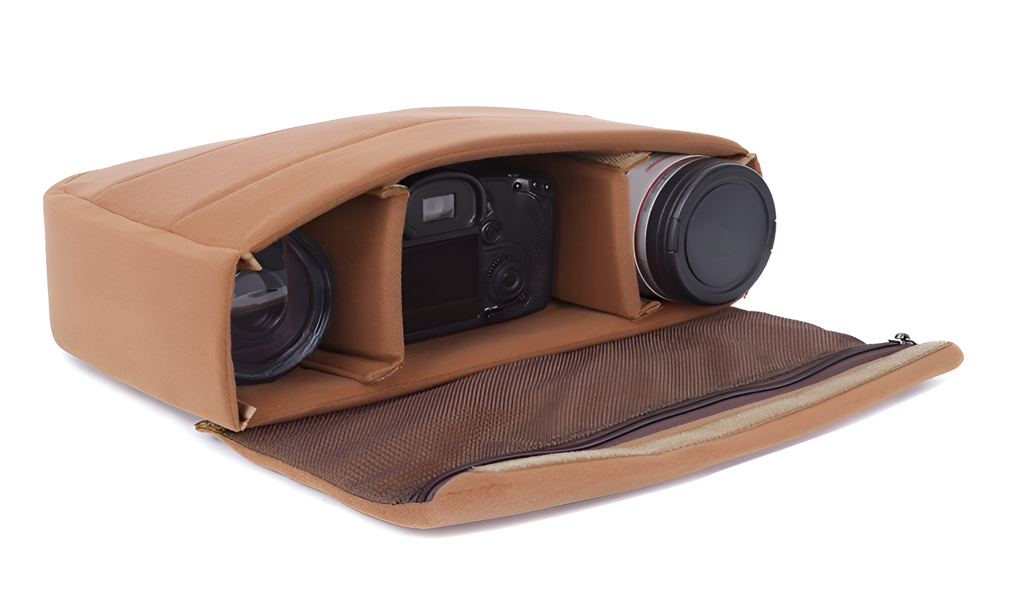 Beigefarbene Kameratasche, offen. Enthält eine Kamera und Objektive. Die Tasche ist beige.