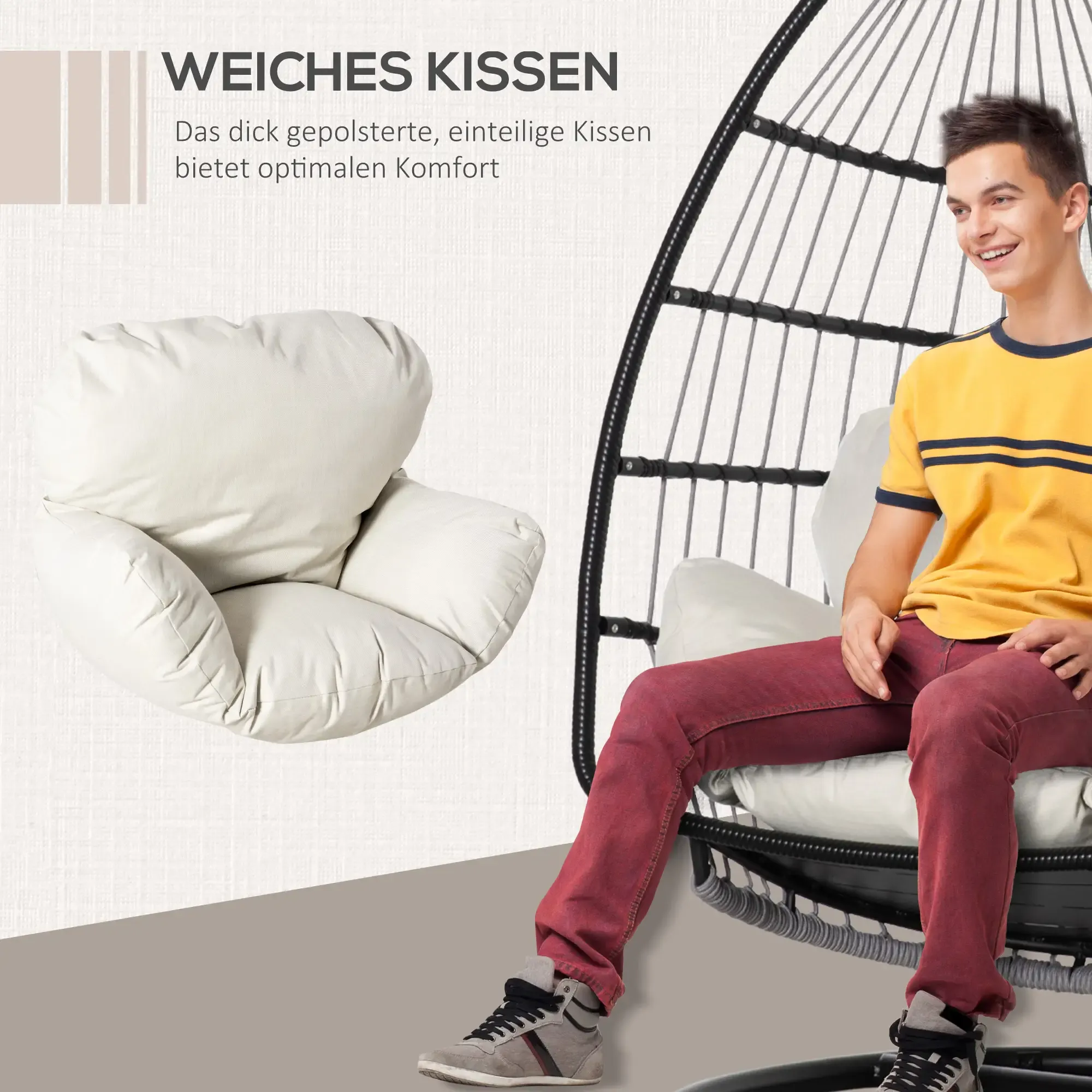 Ein Mann sitzt in einem schwarzen Hängestuhl mit beigem Kissen. Der Stuhl steht vor weißem Hintergrund.