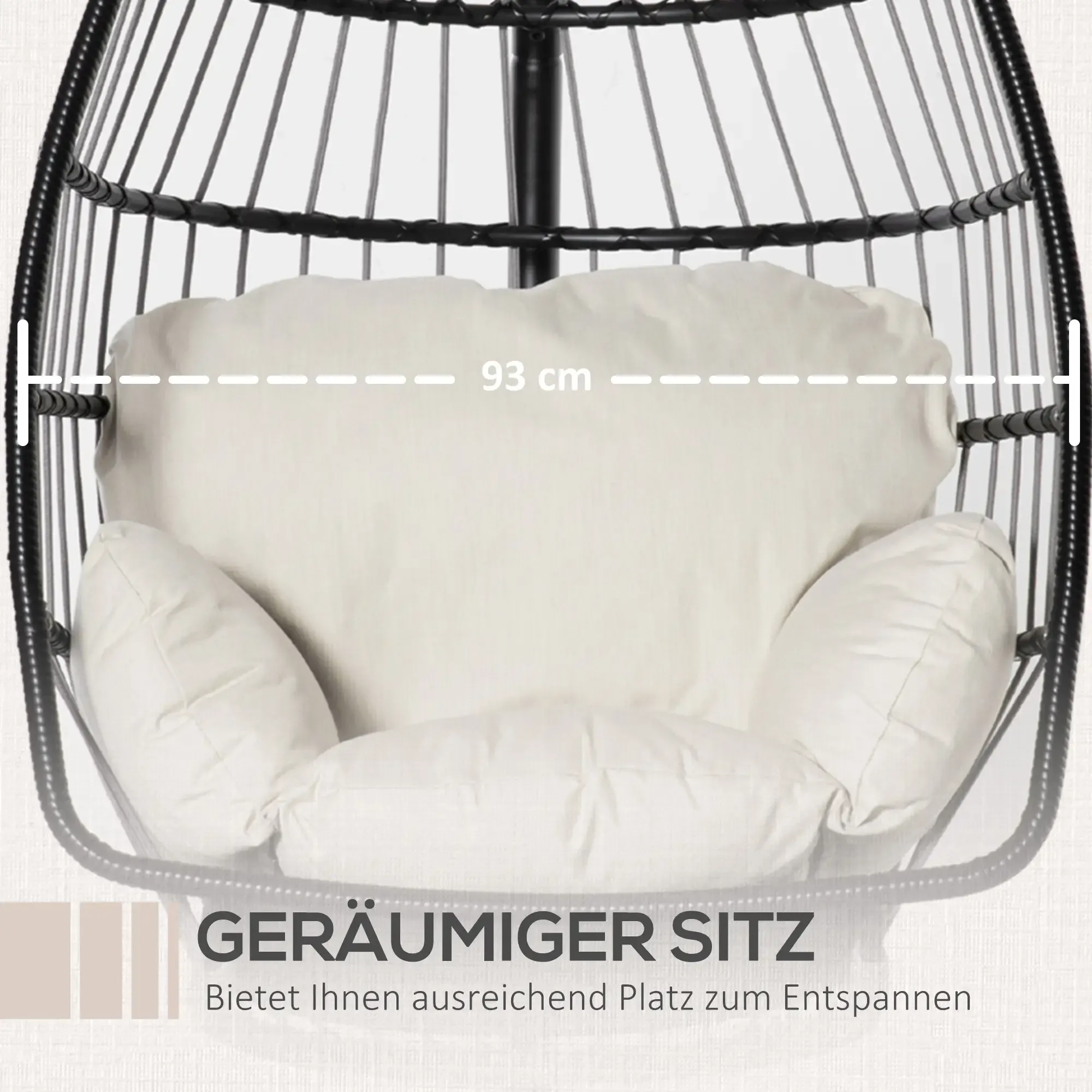 Nahaufnahme eines beige gepolsterten Sitzes in einem schwarz gerahmten Hängestuhl.
