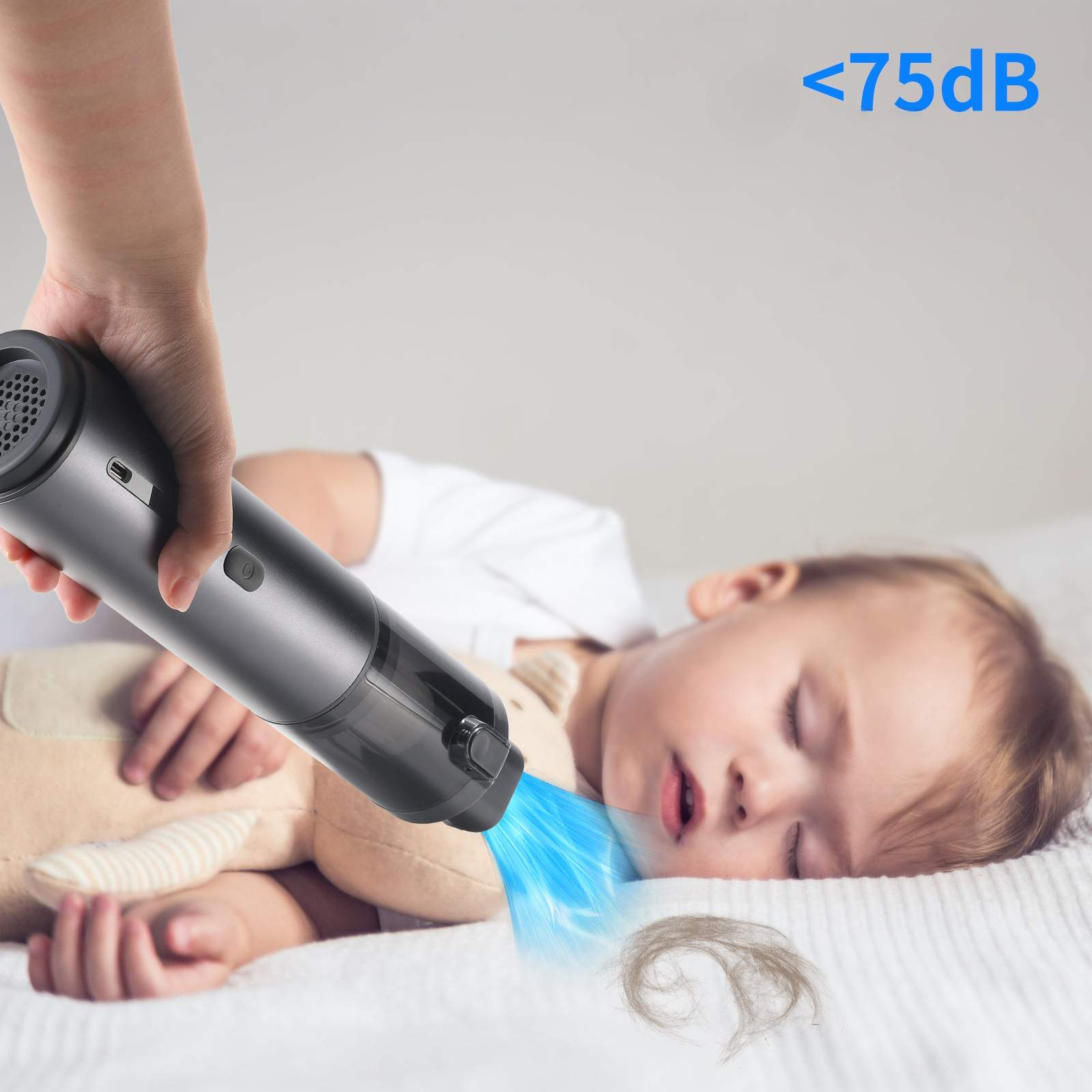 Ein Handstaubsauger wird in der Nähe eines schlafenden Babys verwendet, um Haare zu entfernen.