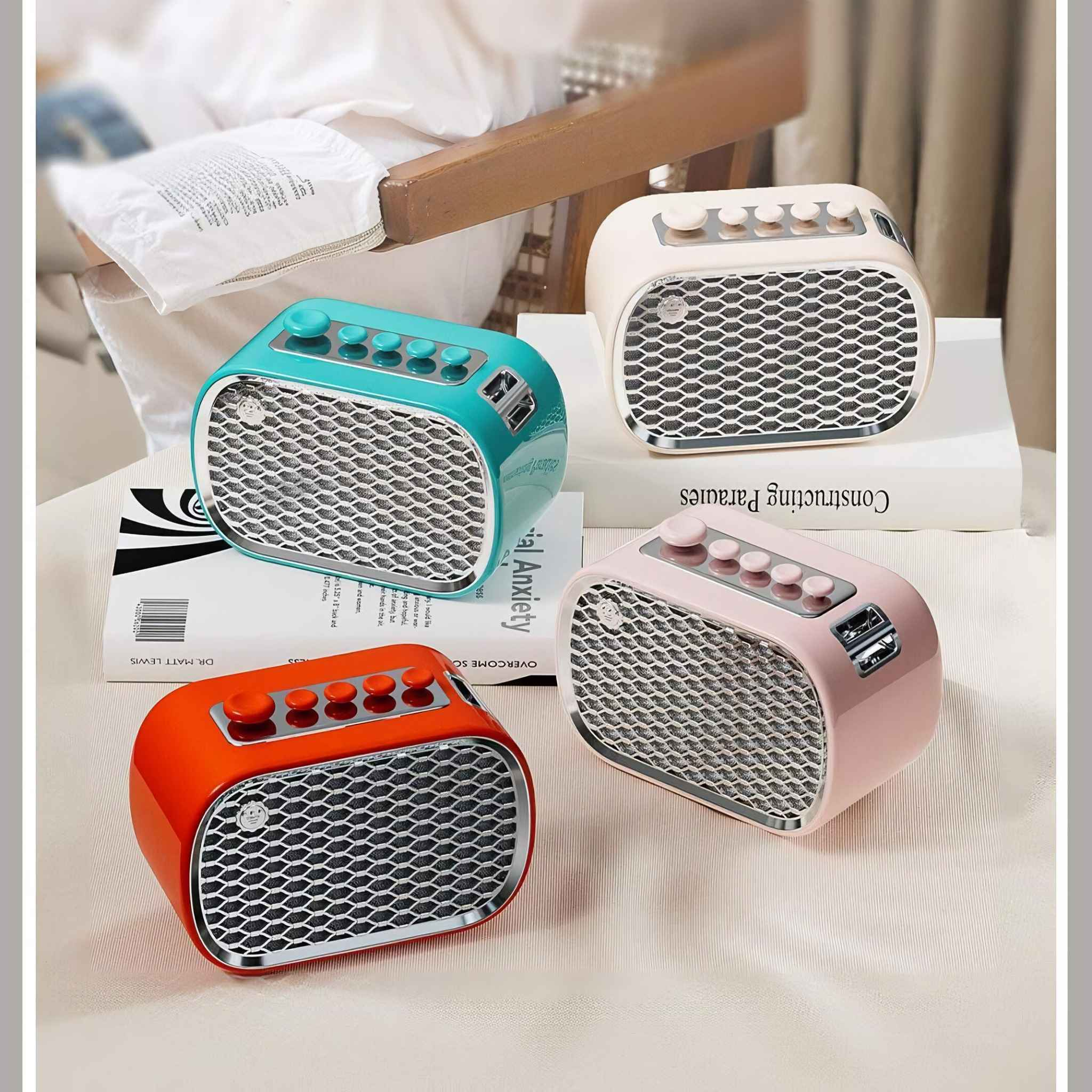 Vier Retro-Radios in verschiedenen Farben: Türkis, Beige, Rosa und Orange, auf einem Tisch.