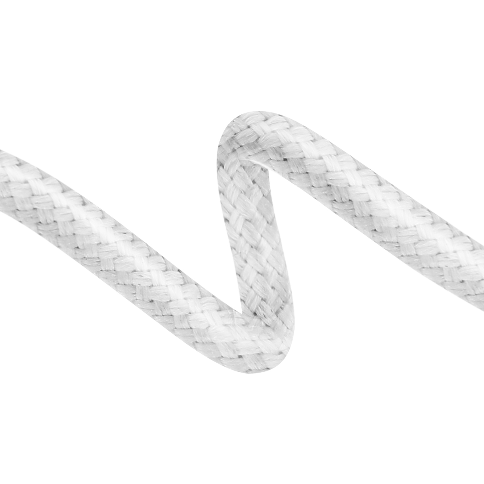 Corda bianca intrecciata, curva. La corda su sfondo bianco, che ne evidenzia la trama.