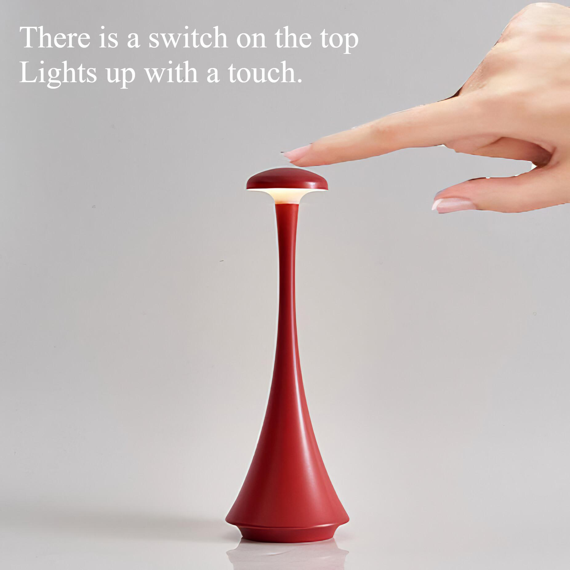 Eine rote Lampe mit einem Berührungsschalter. Eine Hand berührt die Oberseite. Die Lampe befindet sich auf weißem Hintergrund.