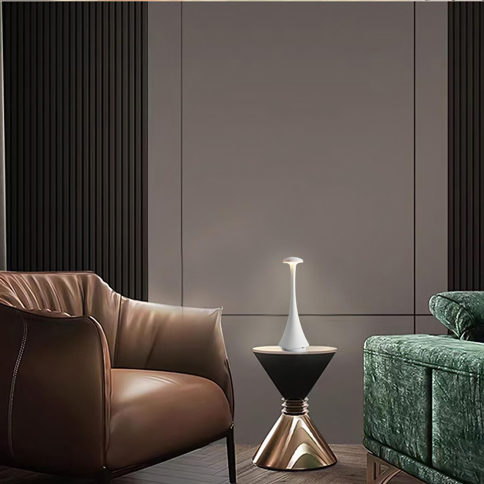 Weiße Lampe auf einem schwarzen und goldenen Beistelltisch, braune Sessel und eine dunkle Wand. Innenraum, modernes Design.