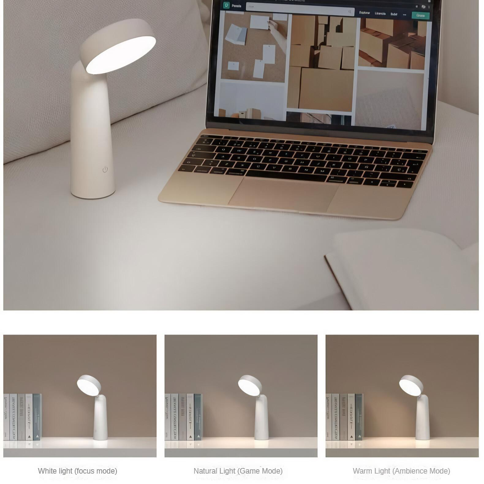 Ein Schreibtisch mit Laptop und weißer Lampe. Drei kleinere Bilder zeigen die Lampe mit verschiedenen Lichteinstellungen.
