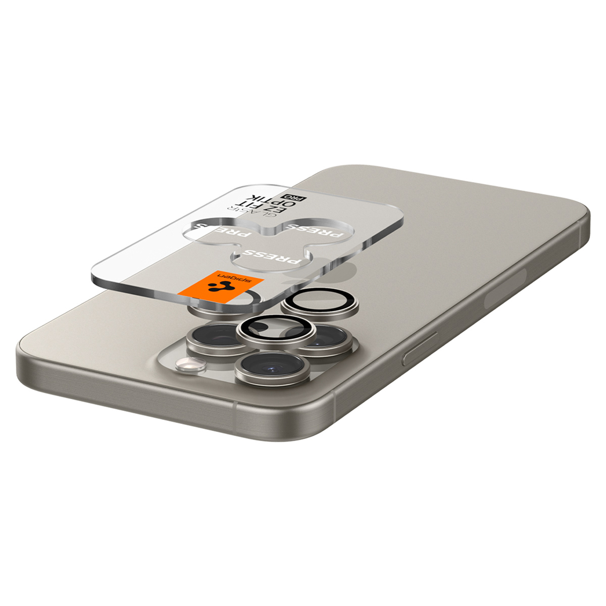 Telefon z osłoną obiektywu aparatu. Osłona jest przezroczysta i ma kwadratowy kształt. Telefon jest srebrny.