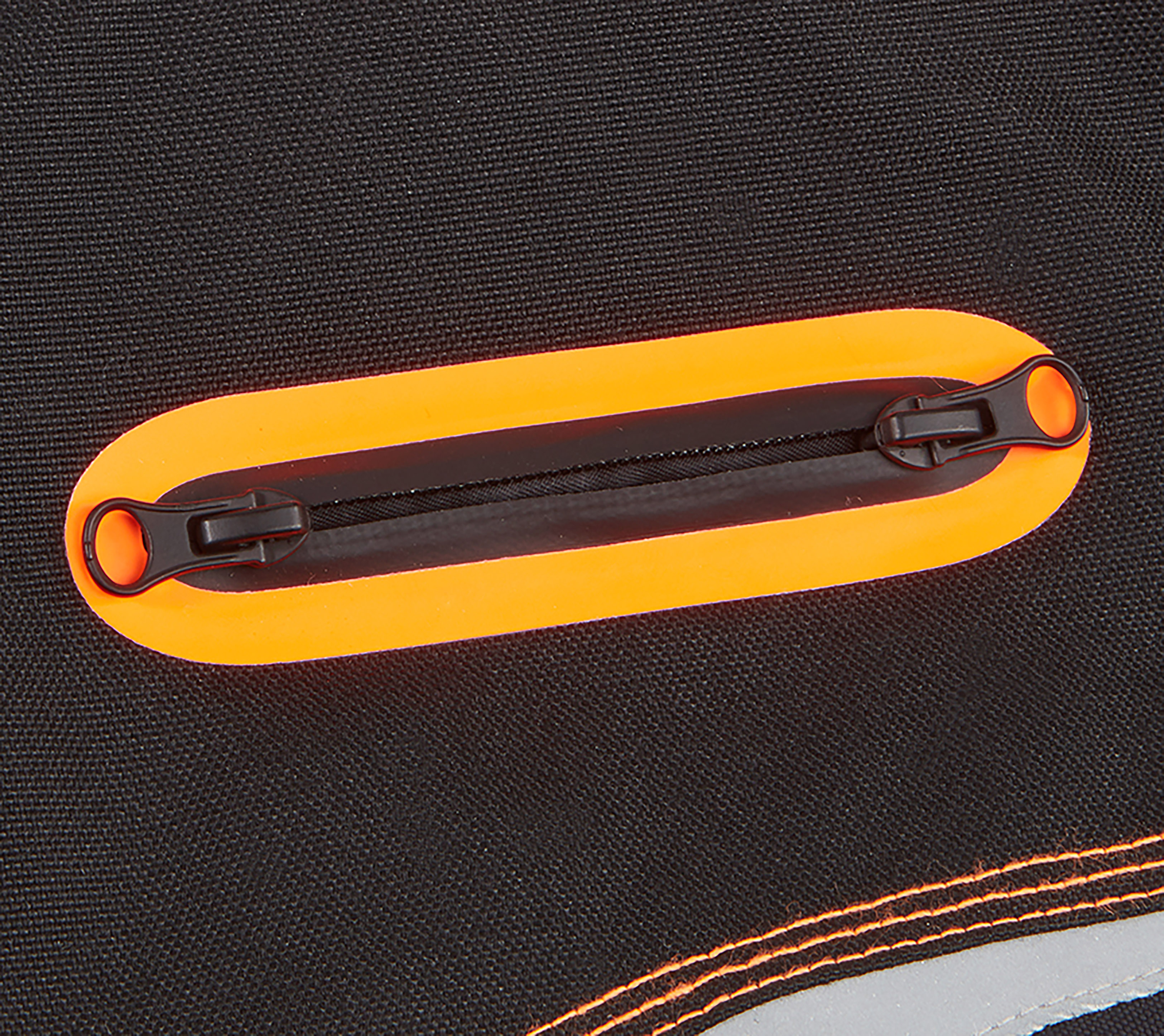 Nahaufnahme eines schwarzen Reißverschlusses mit orangefarbenen Akzenten.