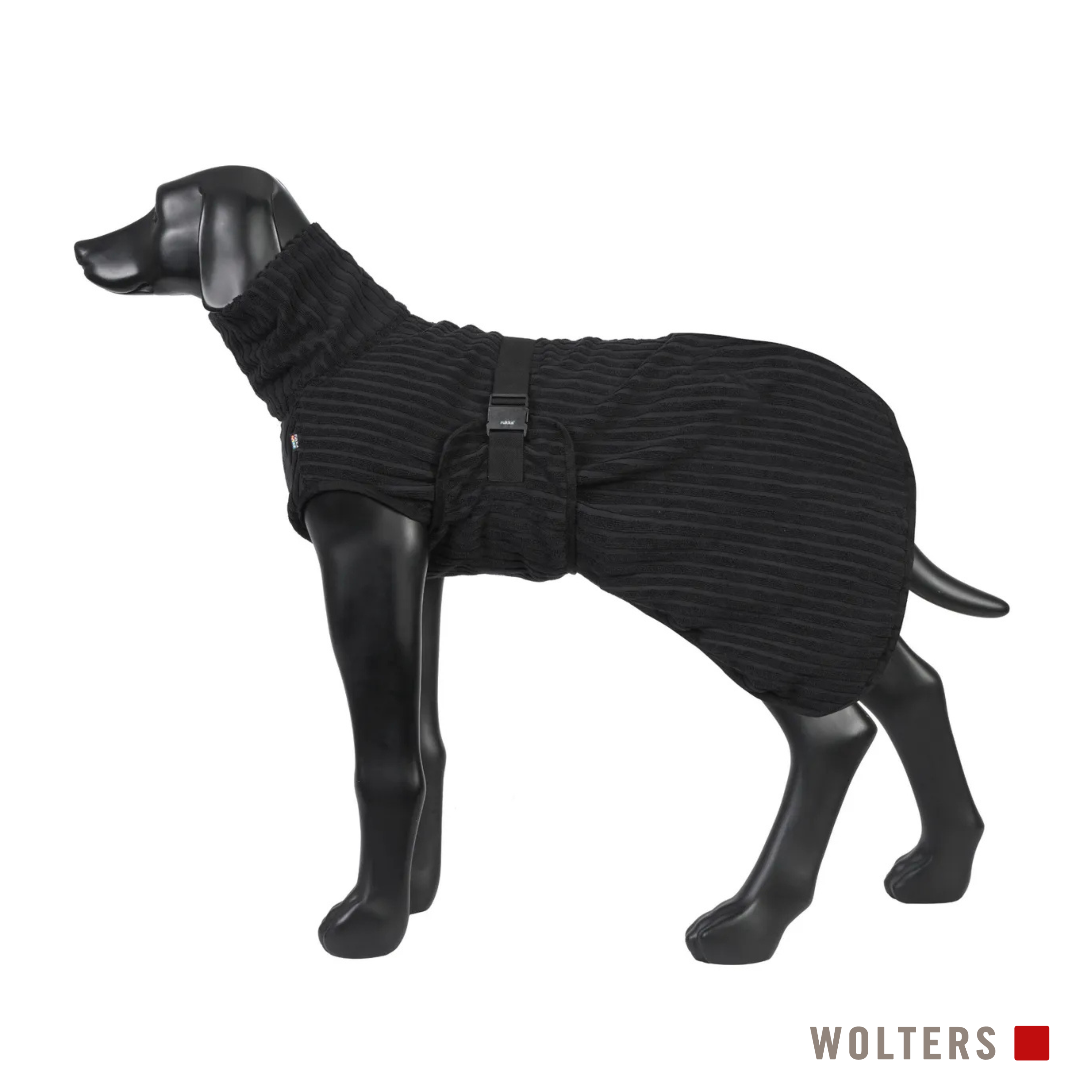 Schwarzer Hundemantel auf einer schwarzen Schaufensterpuppe. Der Mantel ist gerippt. Marke unten sichtbar.