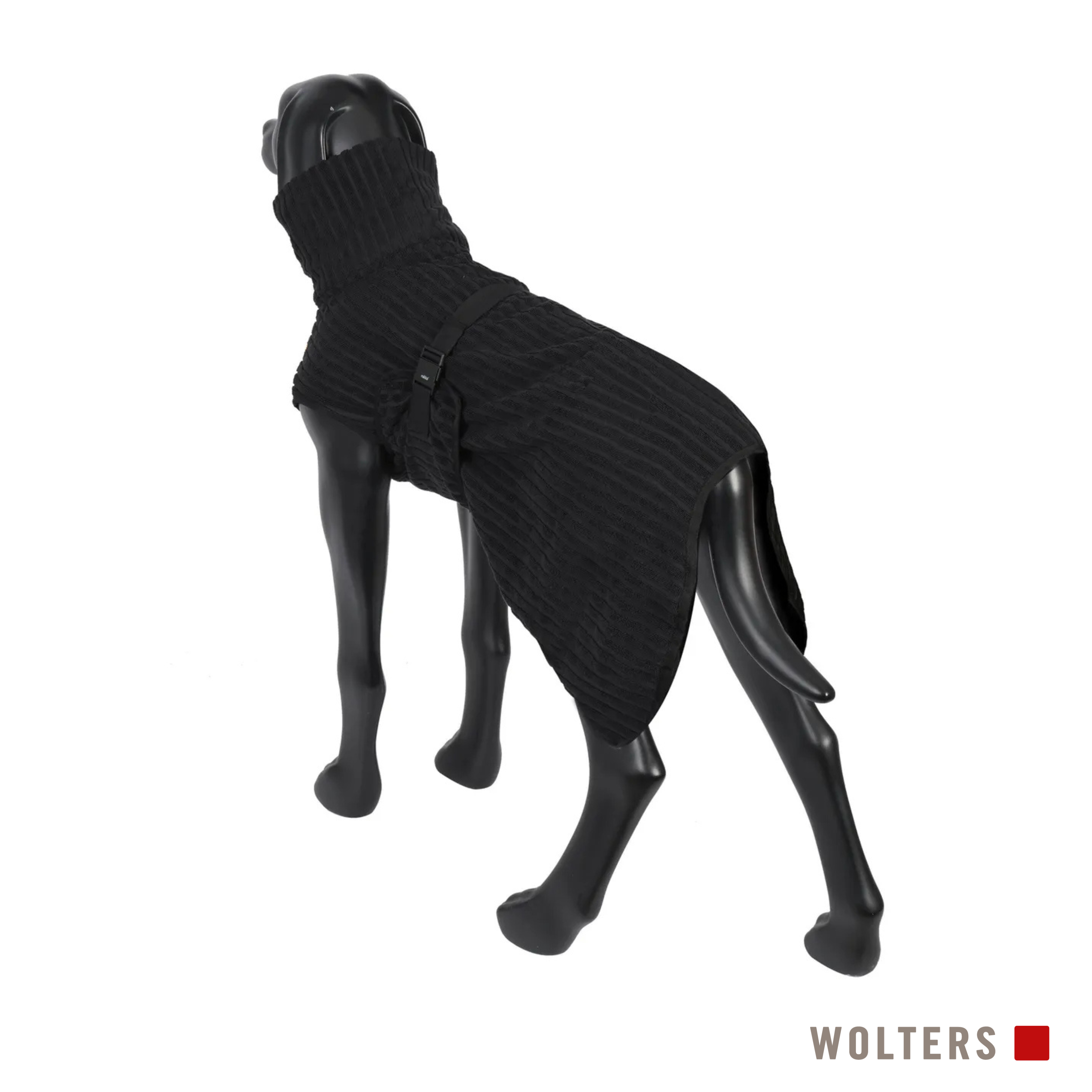Schwarzer Hundemantel auf einer schwarzen Schaufensterpuppe. Hoher Kragen und Gürtel. Weißer Hintergrund. Wolters Logo.