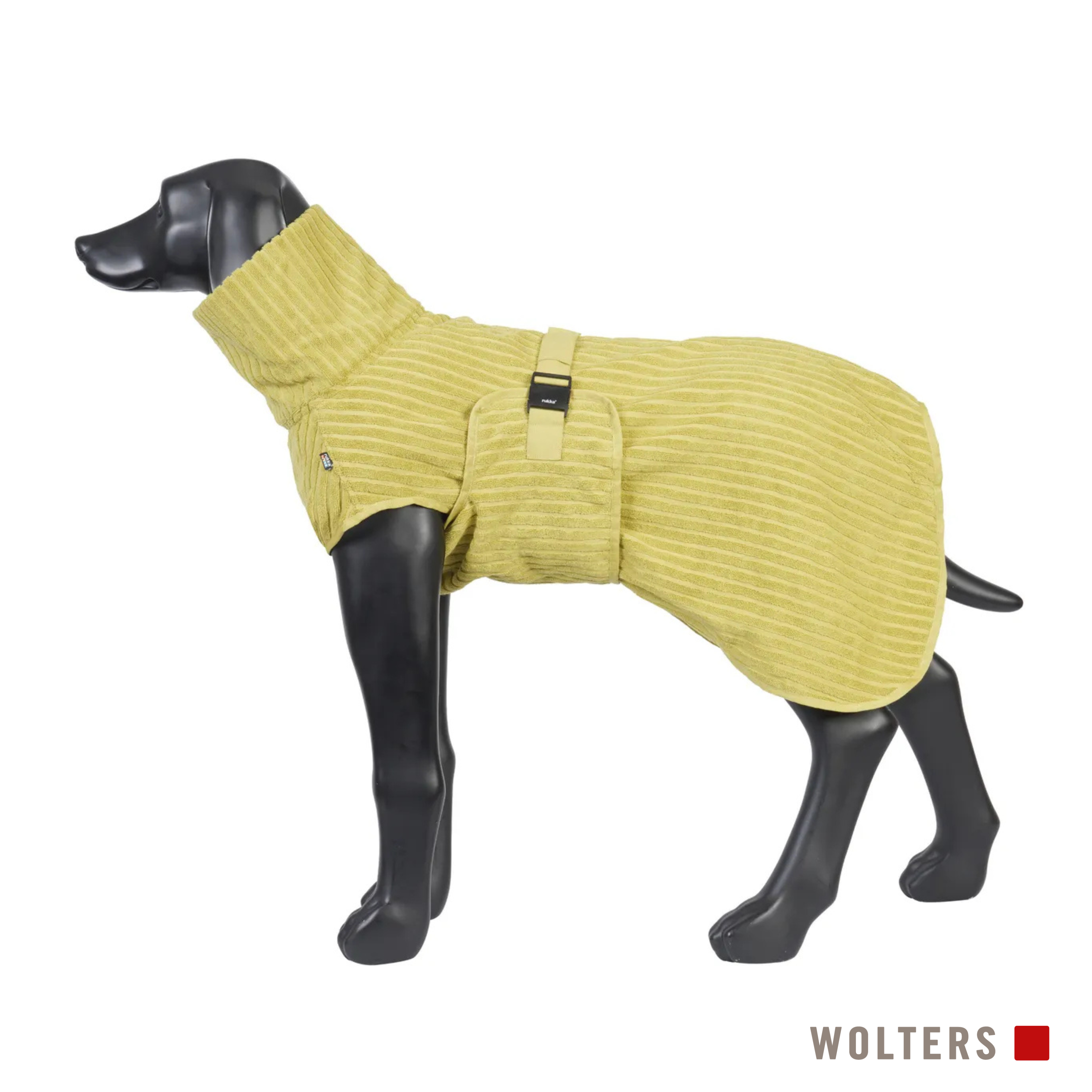 Hunde-Mannequin trägt gelben Hundemantel, hoher Kragen, Schnallenverschluss, auf weißem Grund.